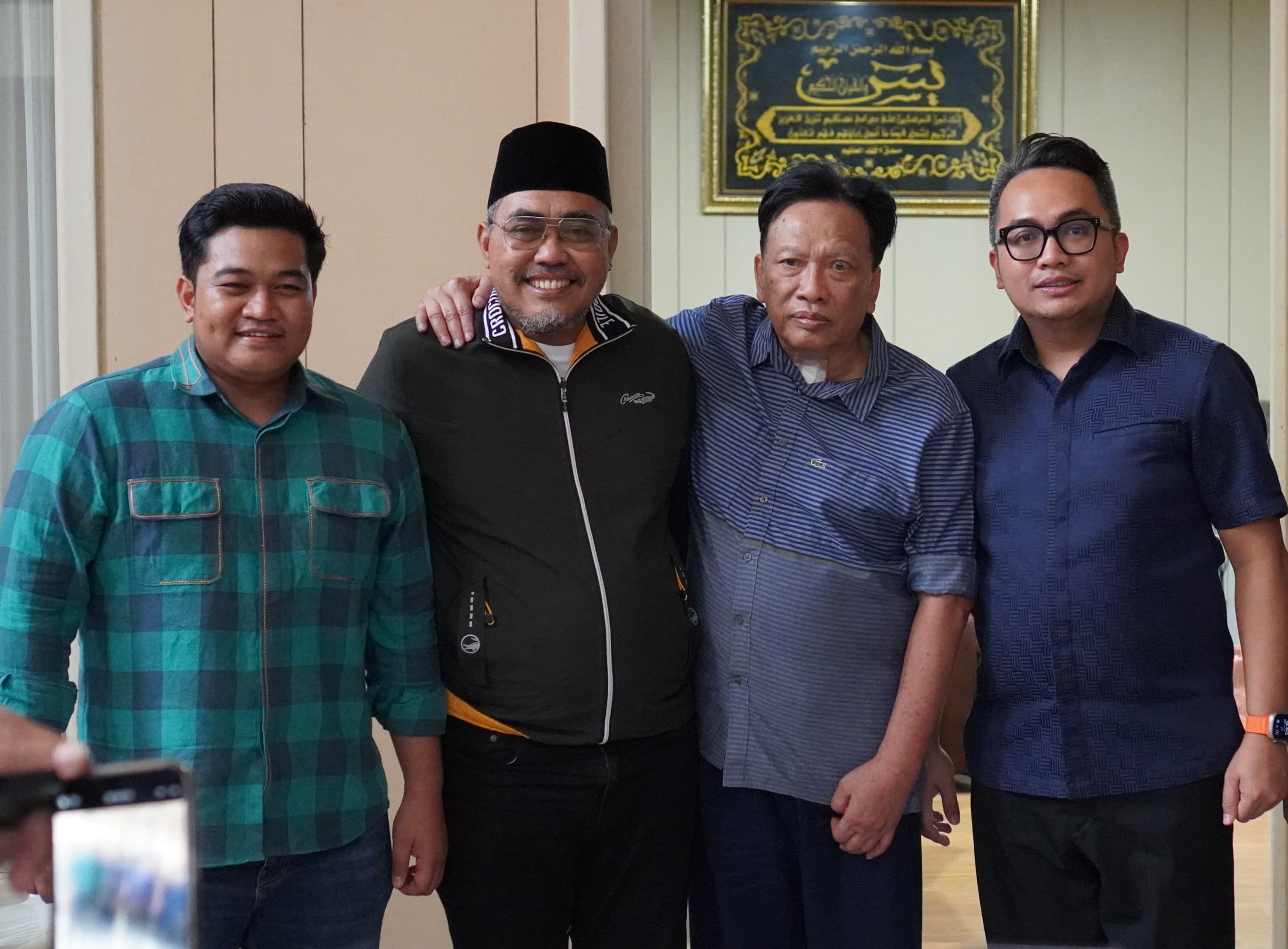 Cabup Syahrul Munir bersama Waketum DPP PKB Jazilul Fawaid saat bersilaturahmi ke rumah Mantan Bupati Gresik Sambari Halim Radianto (dua dari kanan) didampingi Ketua DPD Nasdem Gresik Jiddan.