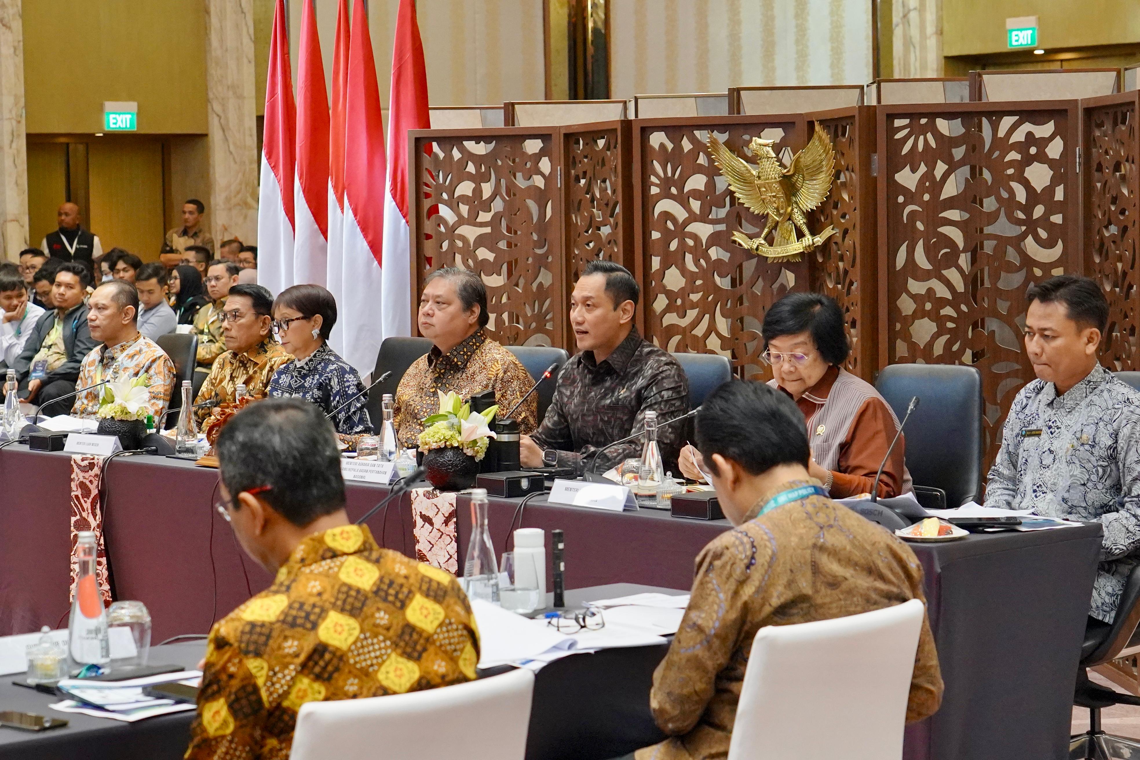 Komitmen : Menteri ATR/BPN, Agus Harimurti Yudhoyono mendapat penghargaan Anugerah One Map Policy for Better Governance dari Kementerian Koordinator Bidang Perekonomian