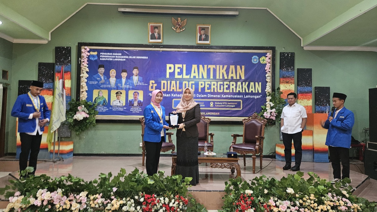 PEREMPUAN HEBAT: Meski sudah disibukkan dengan berbagai aktivitas, Dr Lia Istifhama, M.E.I tetap menyupport generasi muda untuk giat berliterasi.