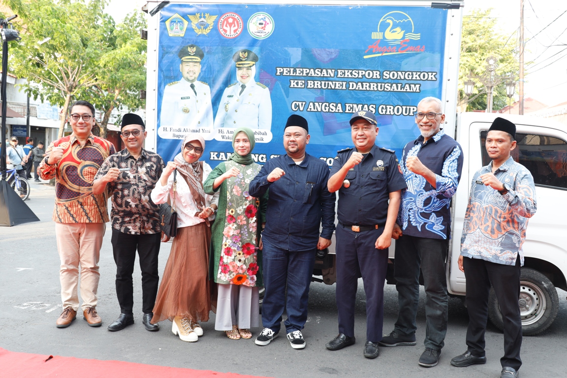 KAWAL UMKM: Gus Yani mendampingi ekspor pertama CV Angsa Emas milik Nur Mualidah Khasanah ini berjumlah 1.500 buah ke Brunai Darussalam.