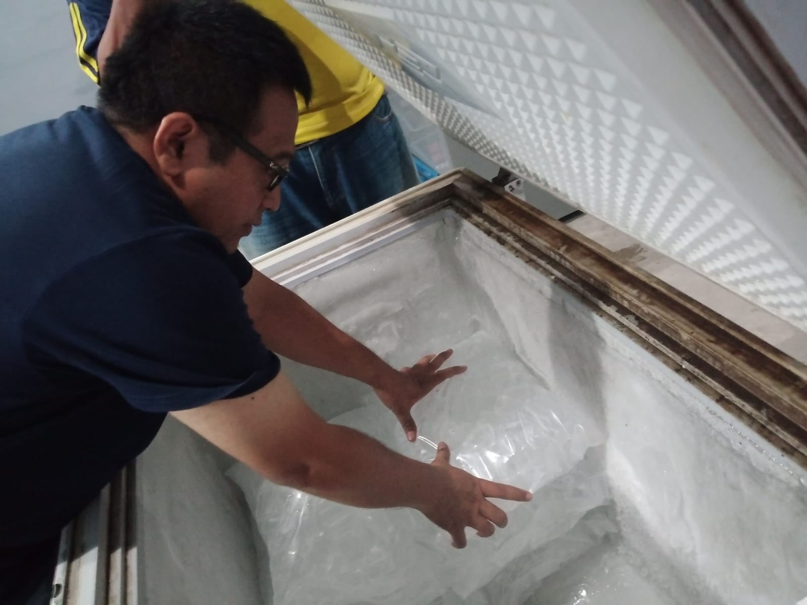 PENGECEKAN ICE: Abdullah Syafi&rsquo;i CEO PT Mutiara Ekspres Indonusantara sat mengecek produk Mei Ice Kristal (Usaha Es Kristal) miliknya.