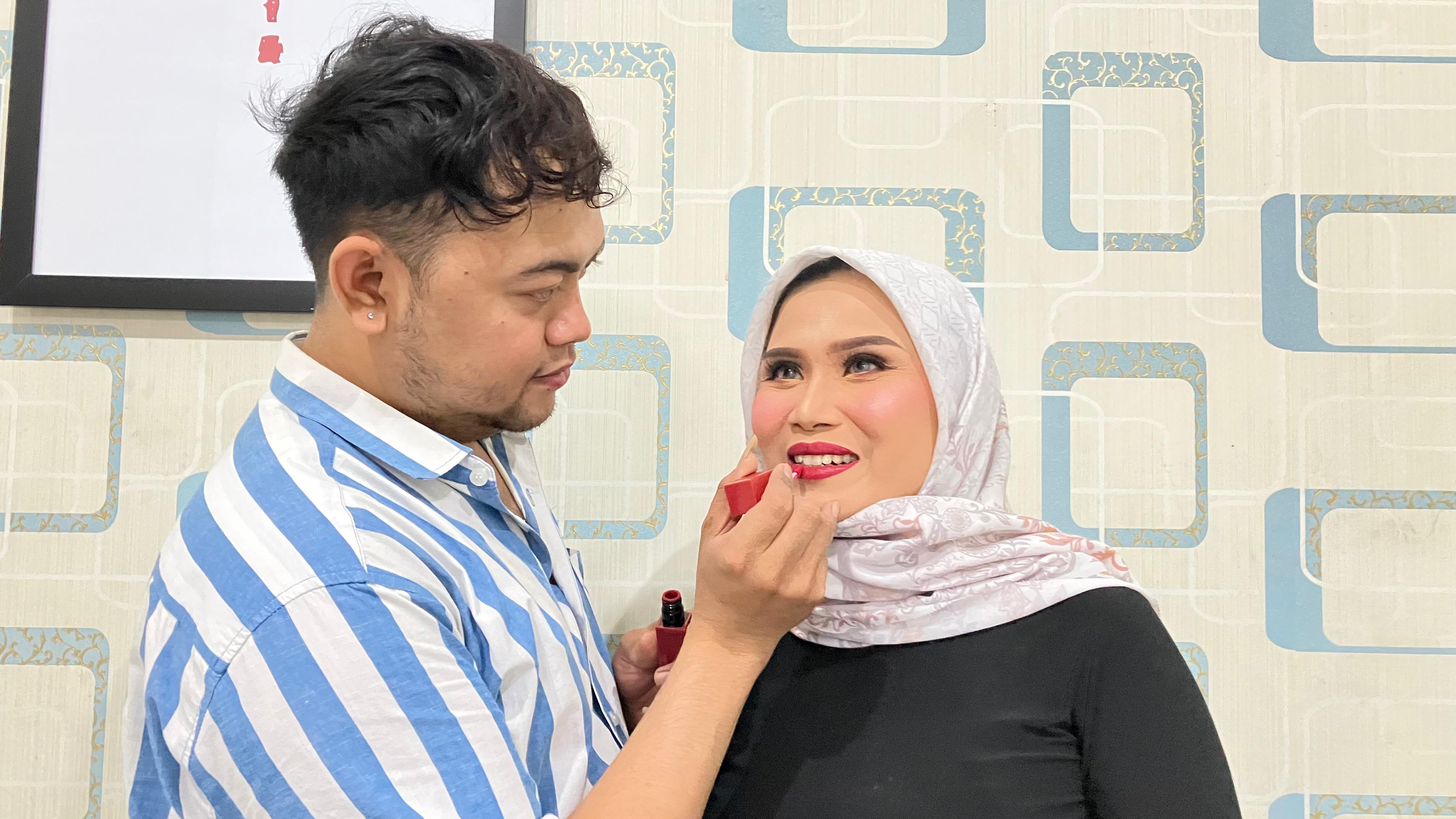 TREND: MUA Amir saat melakukan make up dengan tren flawless.