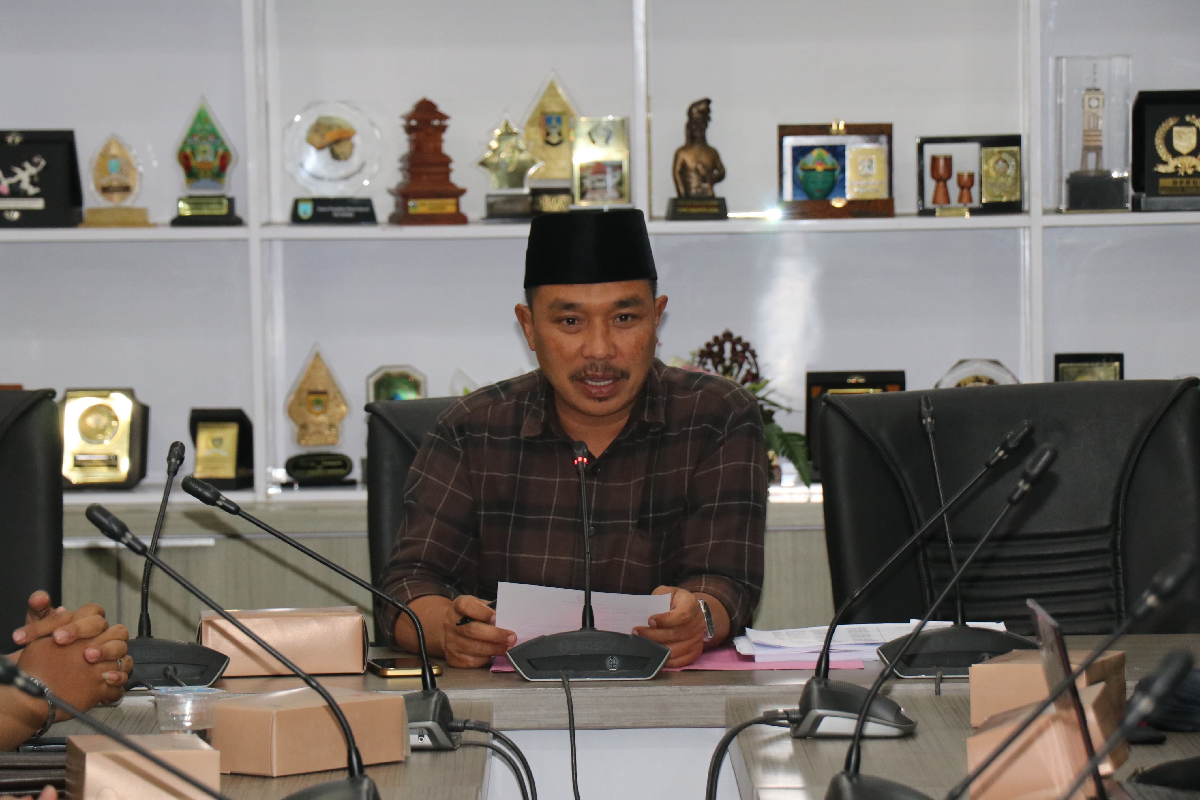 MEMIMPIN: H. Much. Abdul Qodir, S.Pd, Ketua DPRD Gresik saat memimpin audiensi dengan masyarakat beberapa waktu lalu.