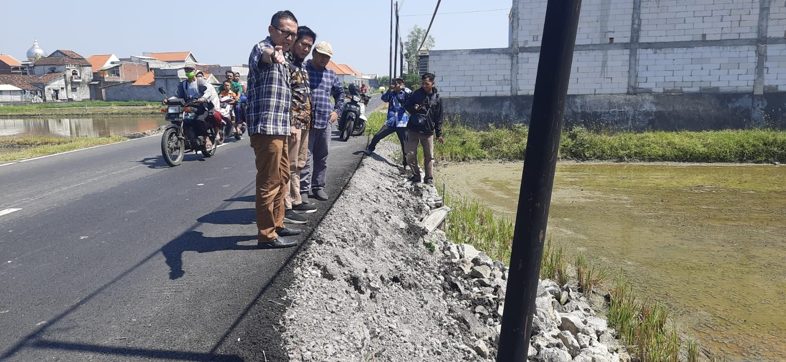 KRITIS: Anggota DPRD Gresik Abdhullah Hamdi saat melakukan sidak jalan di Kabupaten Gresik.