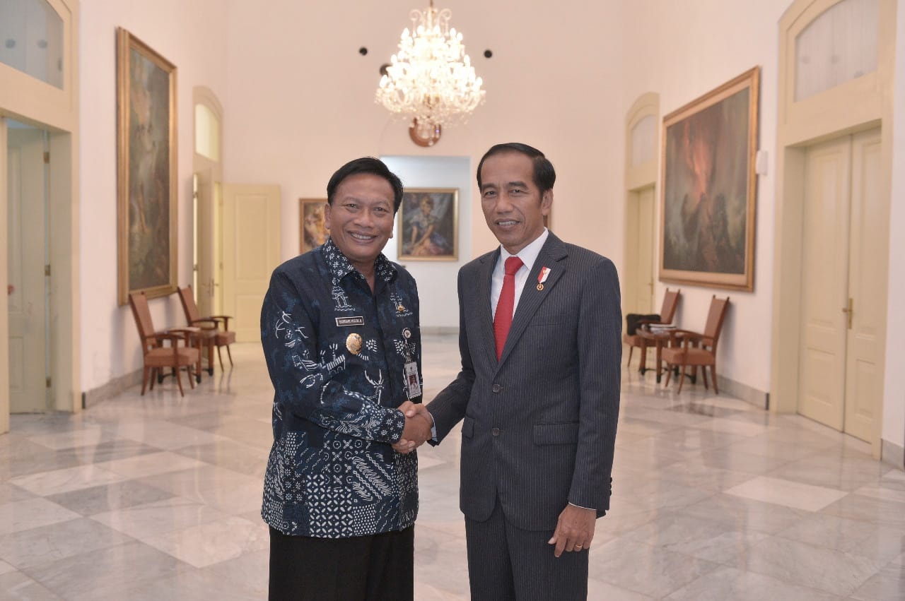 HEBAT : Bupati Gresik Periode 2010-2021, Sambari Halim Radianto Bersama Presiden Joko Widodo.