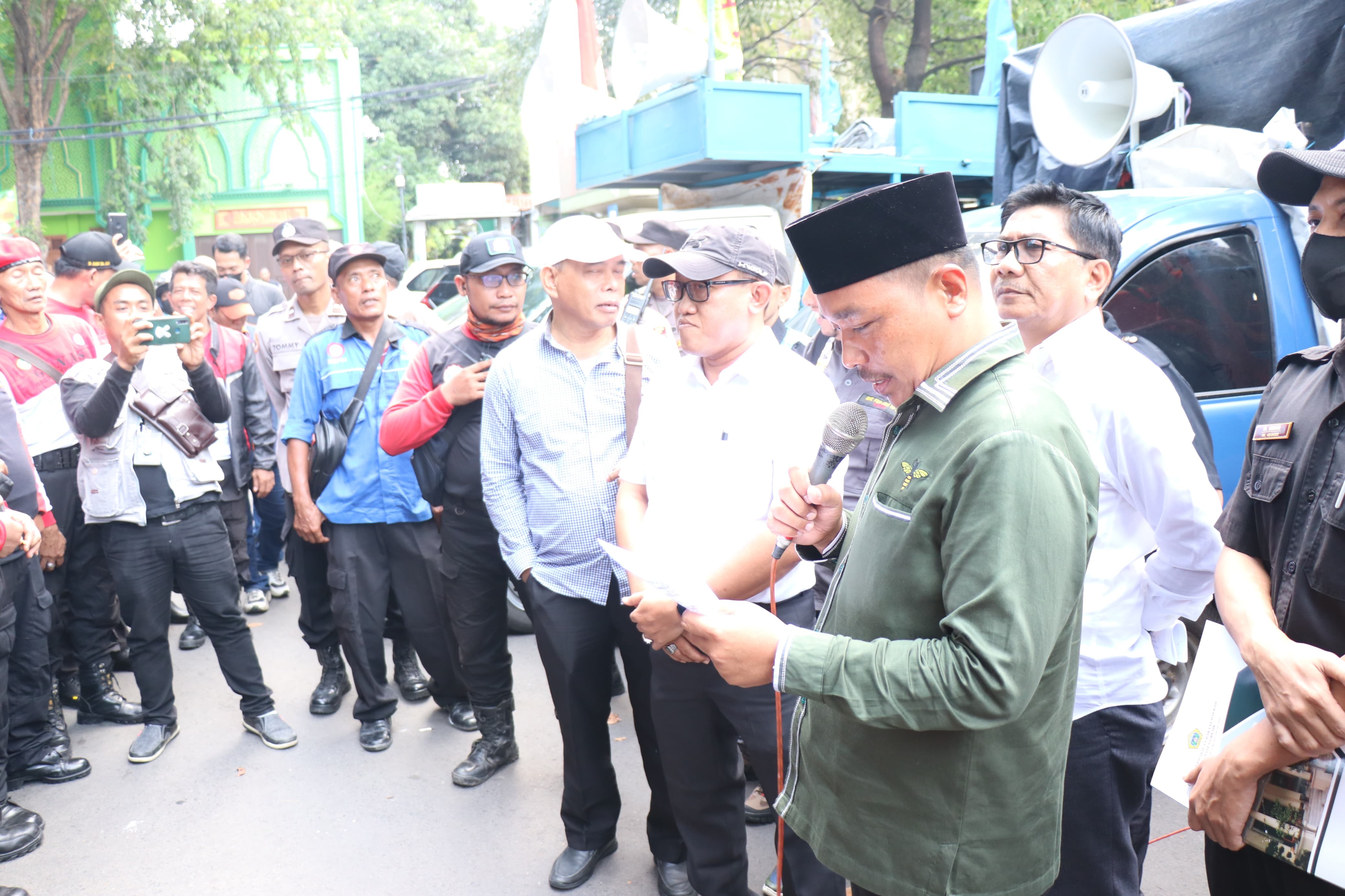 MENEMUI: Ketua DPRD Gresik Abdul Qodir saat menemui masyarakat yang melakukan aksi unjuk rasa.