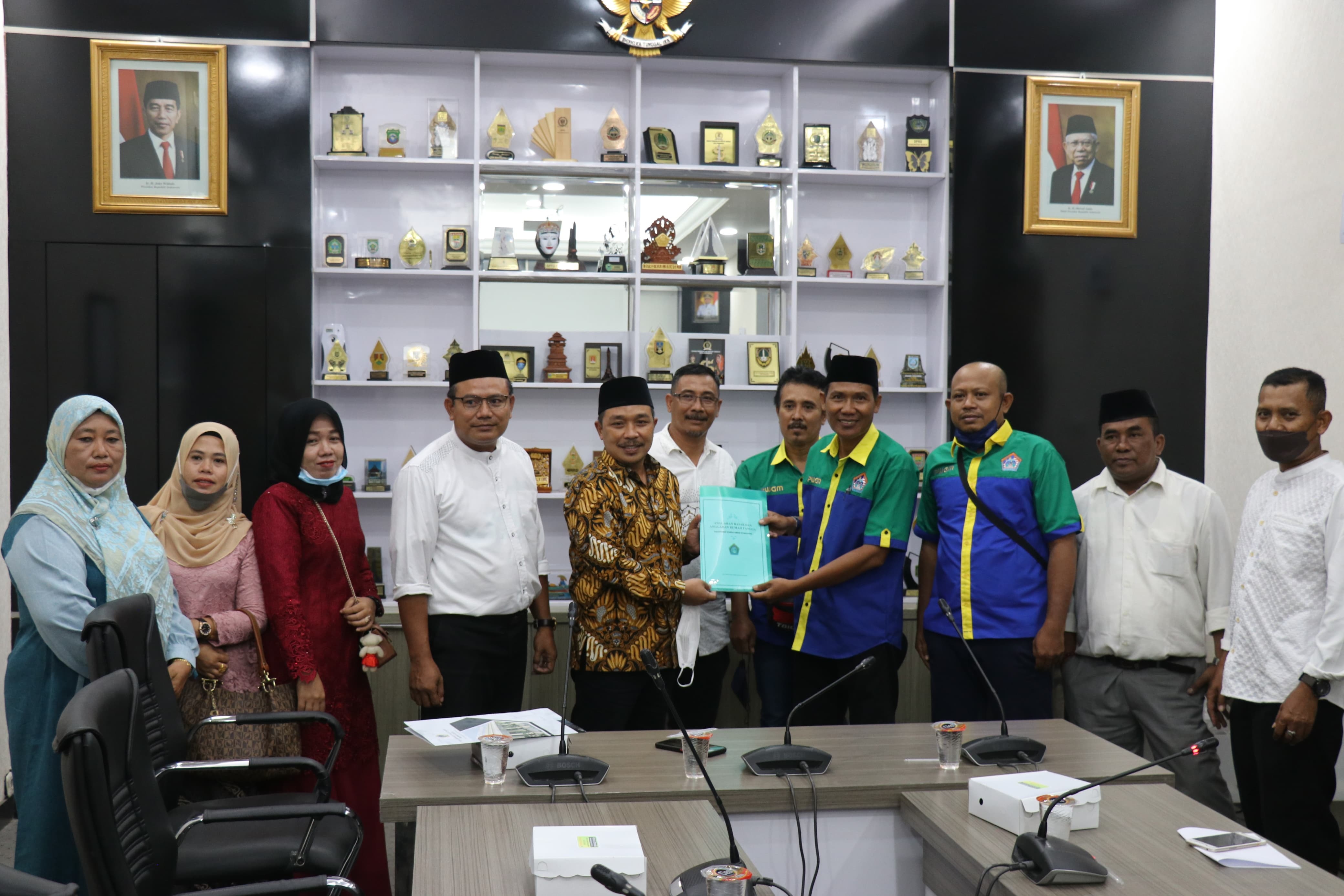 MENJAWAB: Ketua DPRD Gresik Abdul Qodir saat menerima masukan dari masyarakat.