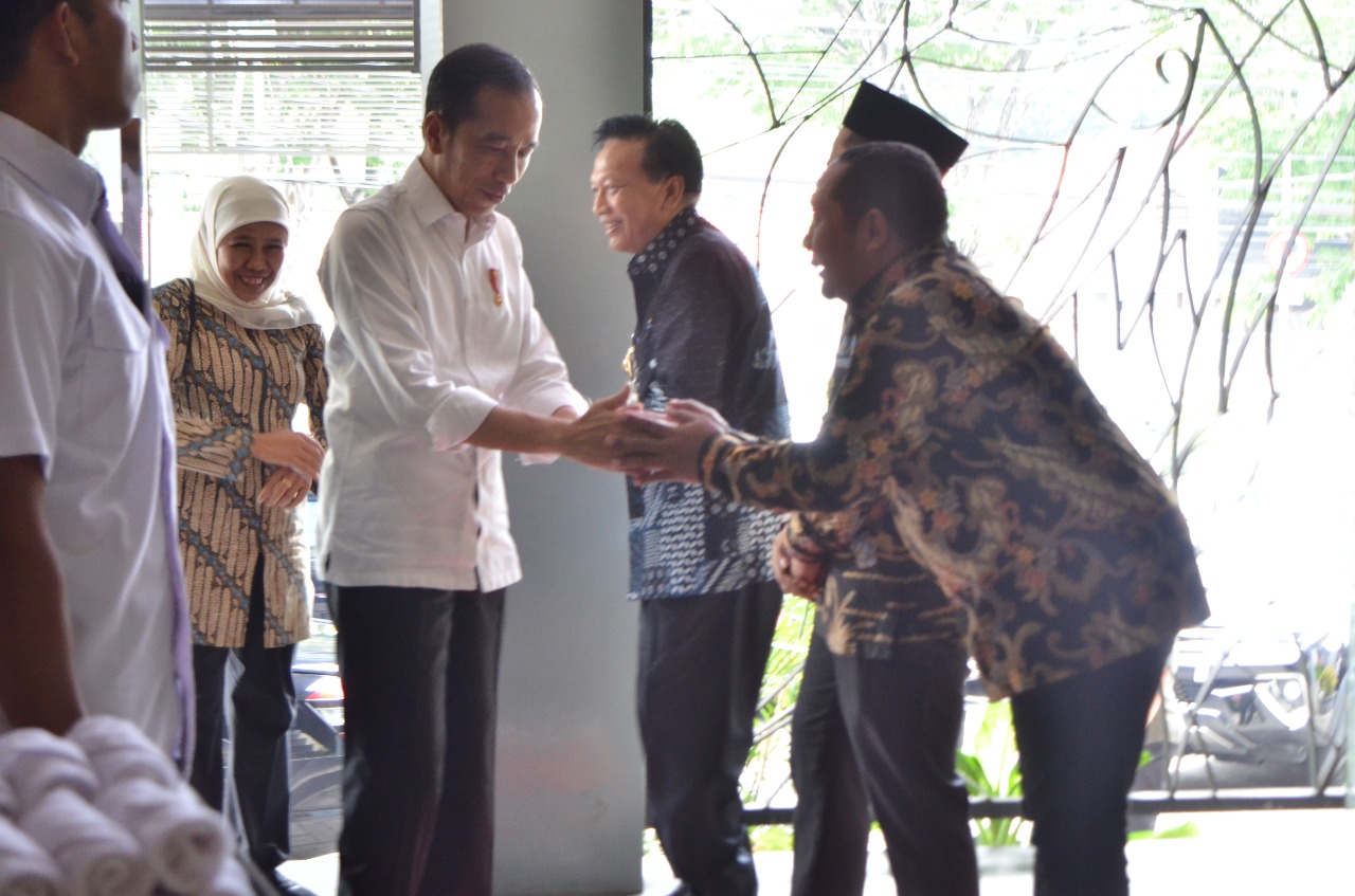 MENYAMBUT: Owner Rumah Makan Bandeng Pak Elan, Raditya Eko Hartanto menyambut Presiden Republik Indonesia Joko Widodo yang berkunjung ke restonya.
