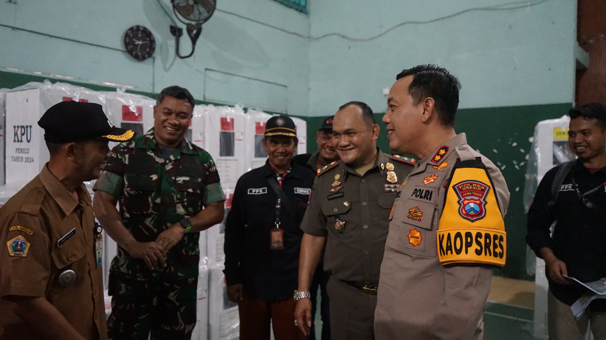 PENGAMANAN: Kapolres Gresik AKBP Aditya Panji Anom, bersama Forkopimda saat melakukan patroli pengamanan dan mengunjungi beberapa Tempat Pemungutan Suara (TPS) di beberapa titik di Kabupaten Gresik.