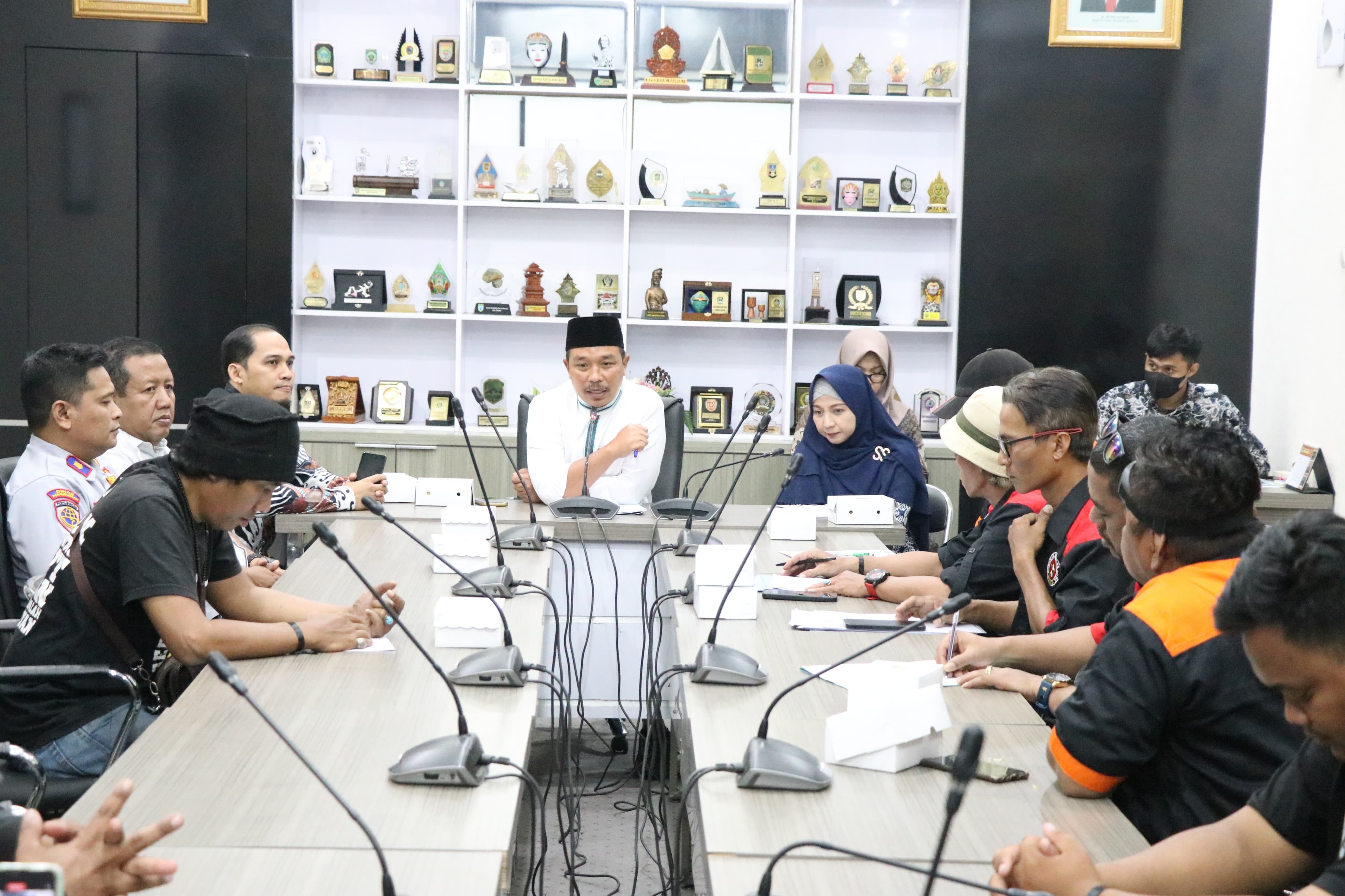 ASPIRASI: Ketua DPRD Gresik Abdul Qodir saat melakukan audiensi dengan masyarakat.