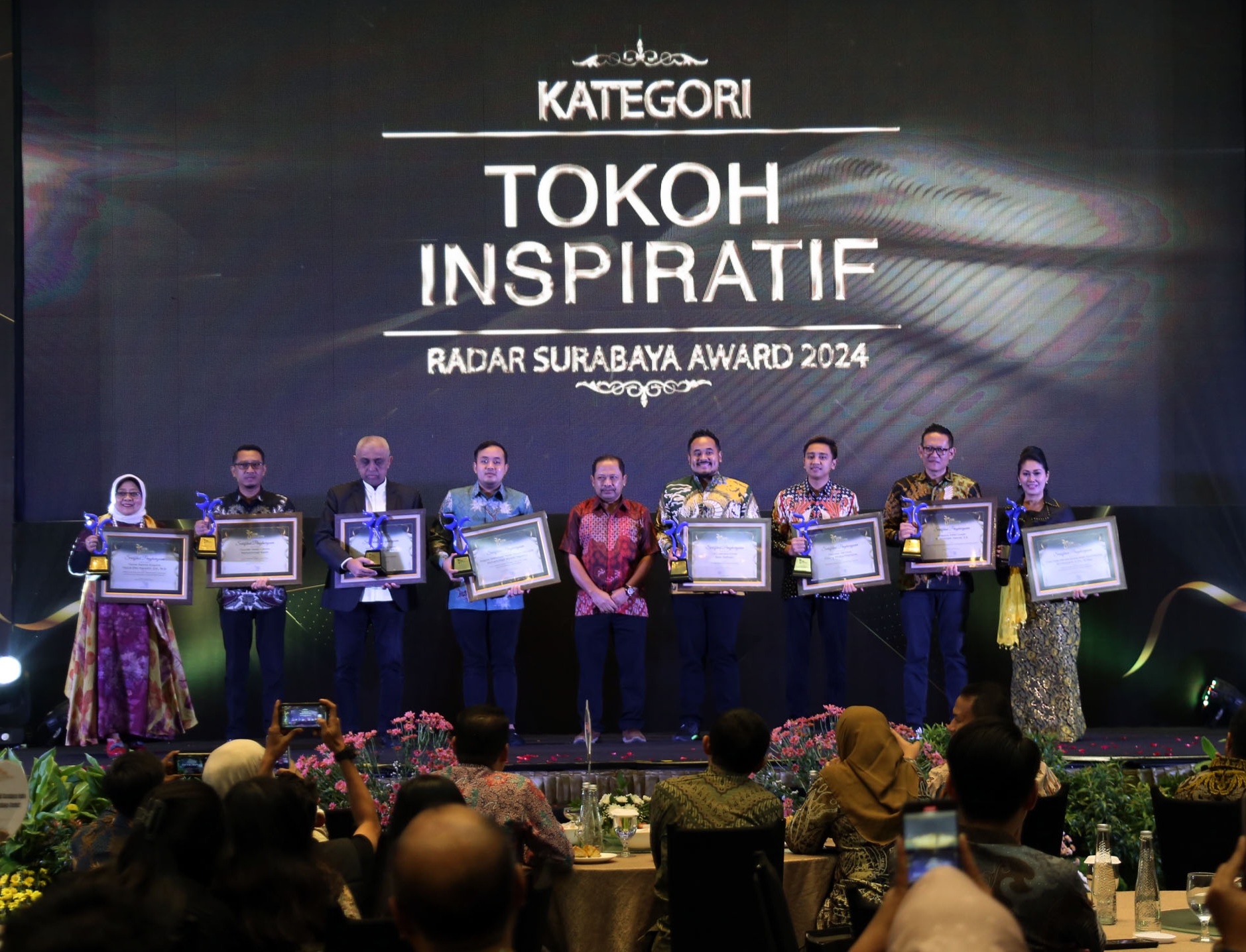 H. Abdullah Hamdi, S.S. saat menerima penghargaan Radar Surabaya Awards Kategori Tokoh Inspiratif.