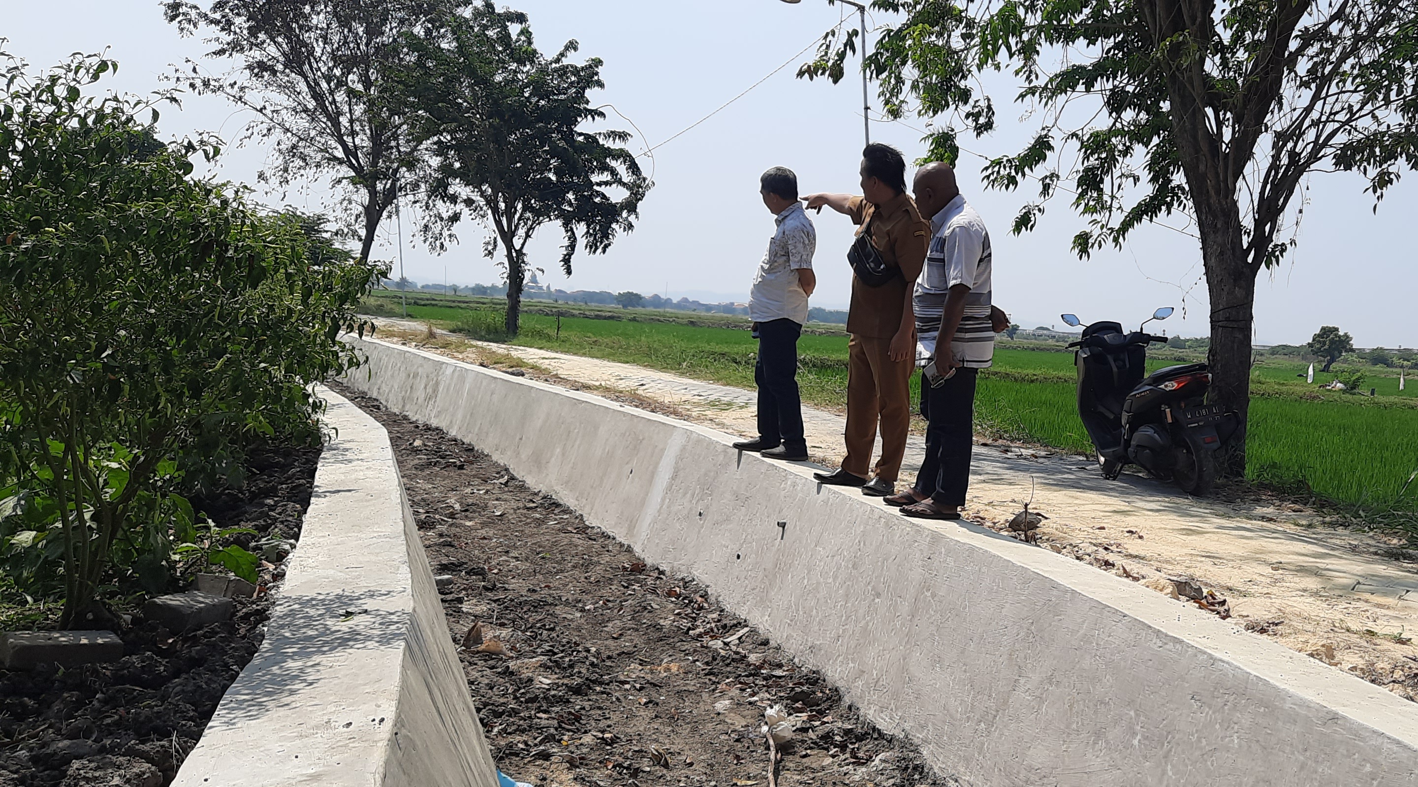 Kades Pandu Agus Winarno saat menunjukkan hasil revitalisasi saluran irigasi untuk meningkatkan ketersediaan air bagi petani dan petambak.