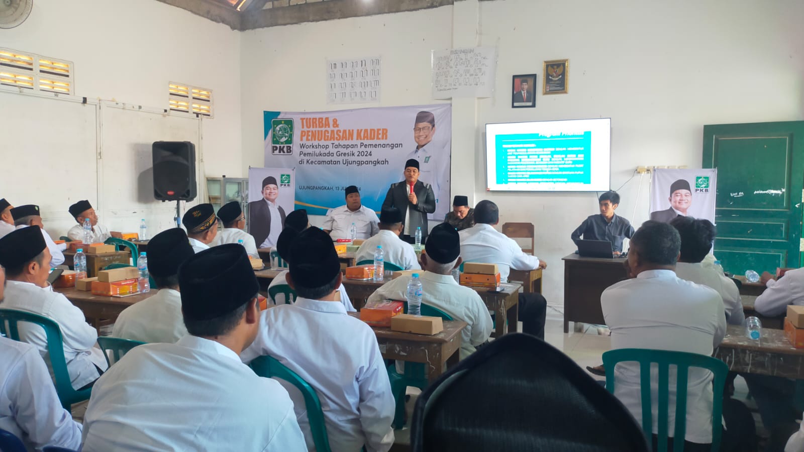 Cabup Gresik Syahrul Munir saat melakukan sosialisasi di Kecamatan Ujungpangkah.