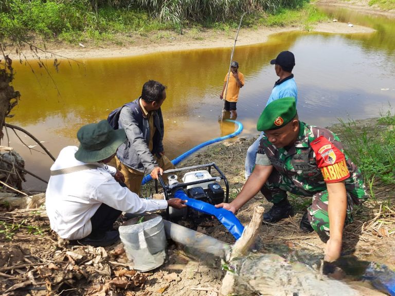 PIPANISASI: Sertu Untung Babinsa Koramil 0817/10 Benjeng bersama PPL melakukan  pemasangan pompa air pemanfaatan untuk mengairi lahan pertanian di Desa Bulurejo, Kecamatan Benjeng.