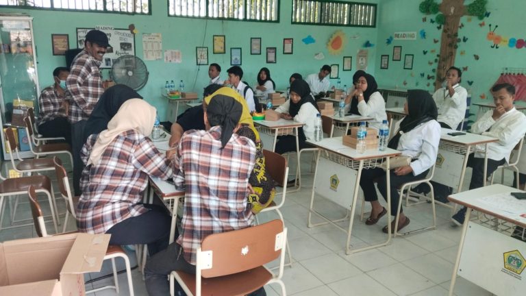 PENDAMPINGAN : Peltu Andik Widodo Batuud Koramil 0187/04 Menganti mendampingi seleksi ujian tes tulus perangkat Desa (P3D) bertempat di Sekolah SDN 218 Desa Domas, Kecamatan Menganti.