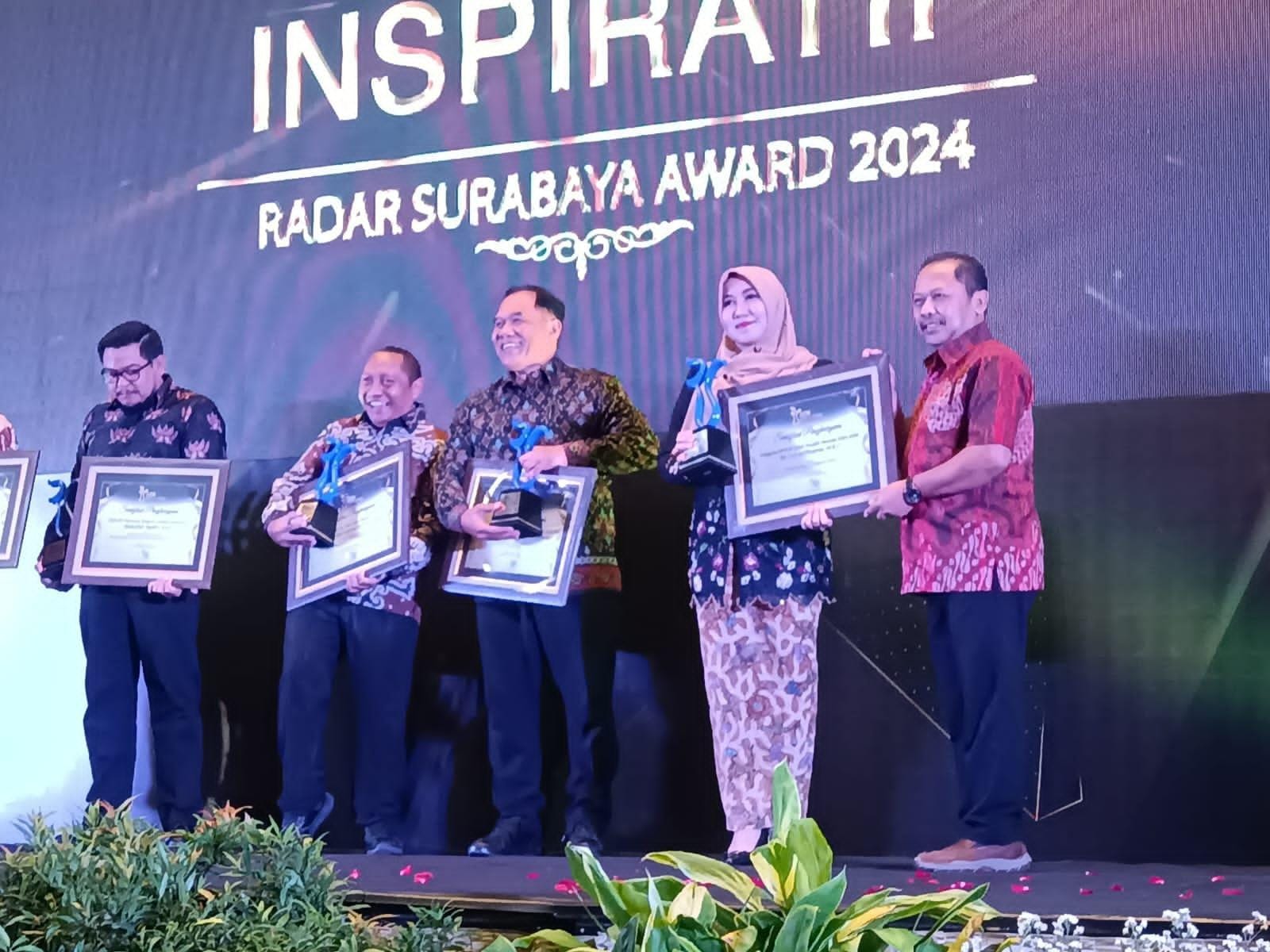 Dr. Lia Istifhama, S.Sos., S.H.I., S.Sos.I., M.E.I. saat menerima penghargaan dari Radar Surabaya award 2024
