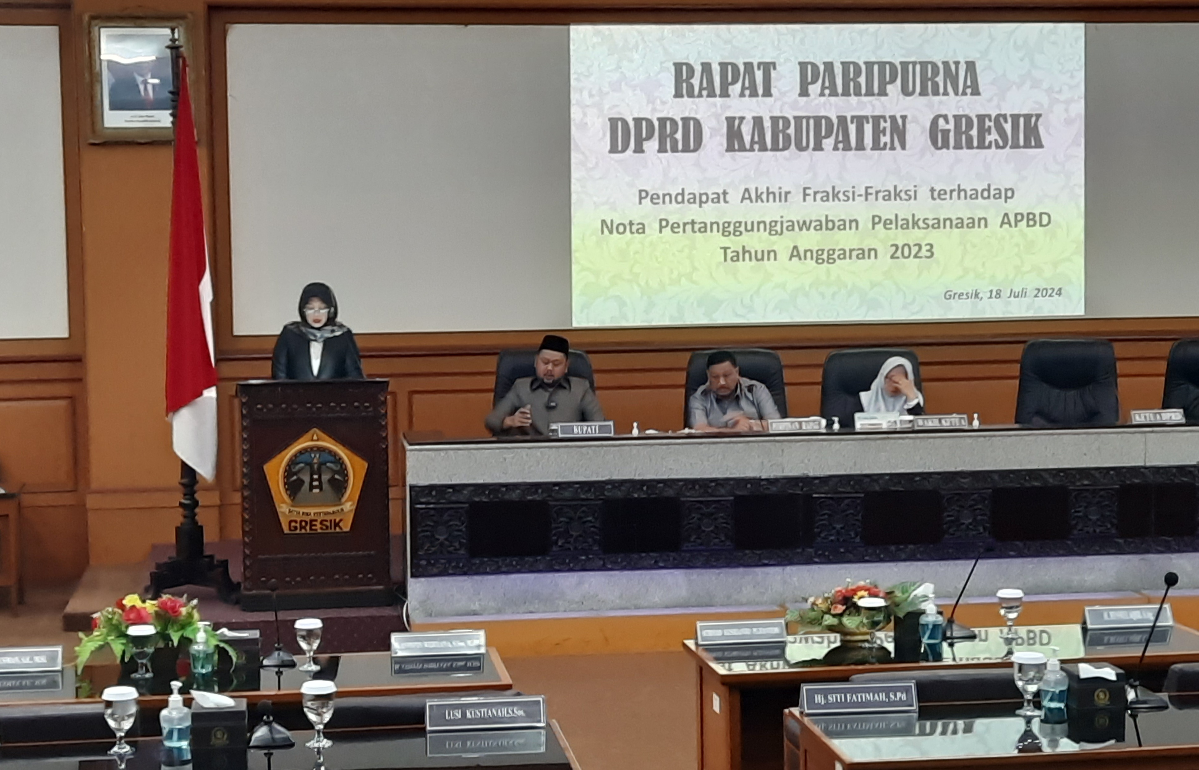 Anggota Fraksi PKB DPRD Gresik Jamiyatul Mukharomah saat membacakan pendapat akhir (PA) terhadap laporan pertanggungjawaban APBD 2023.