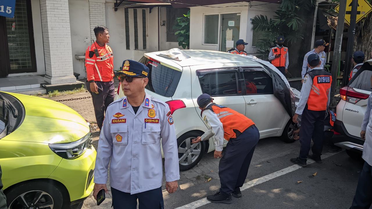 Kepala Dishub Gresik Khusaini bersama jajarannya saat melakukan penertiban parkir liar di Jalan dr Soetomo.