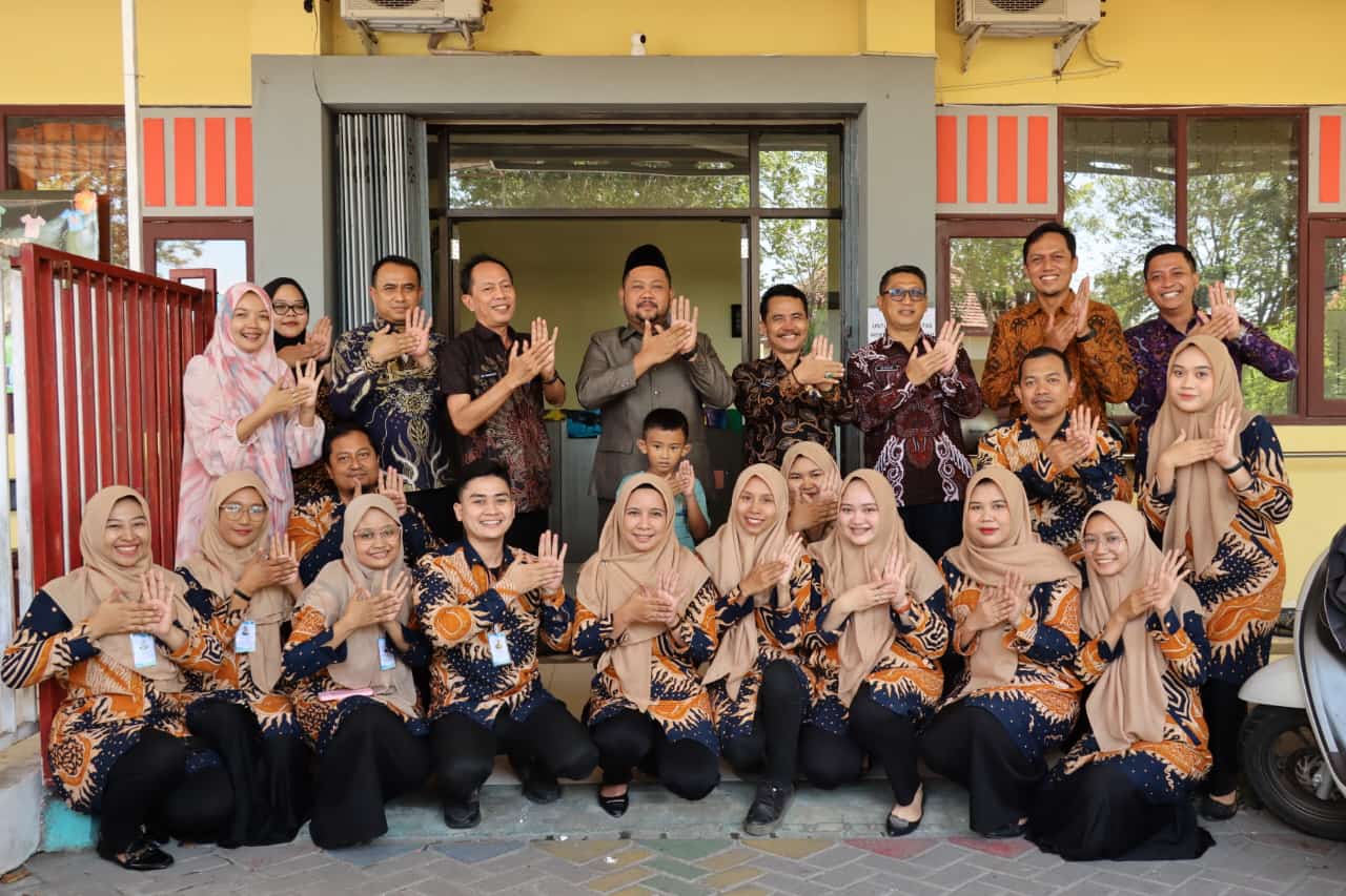 SUPPORT ABK: Seluruh staff dan kepegawaian UPT LP ABK bahagia saat dikunjungi secara mendadak oleh Bupati Gresik bersama jajaran kepala OPD.