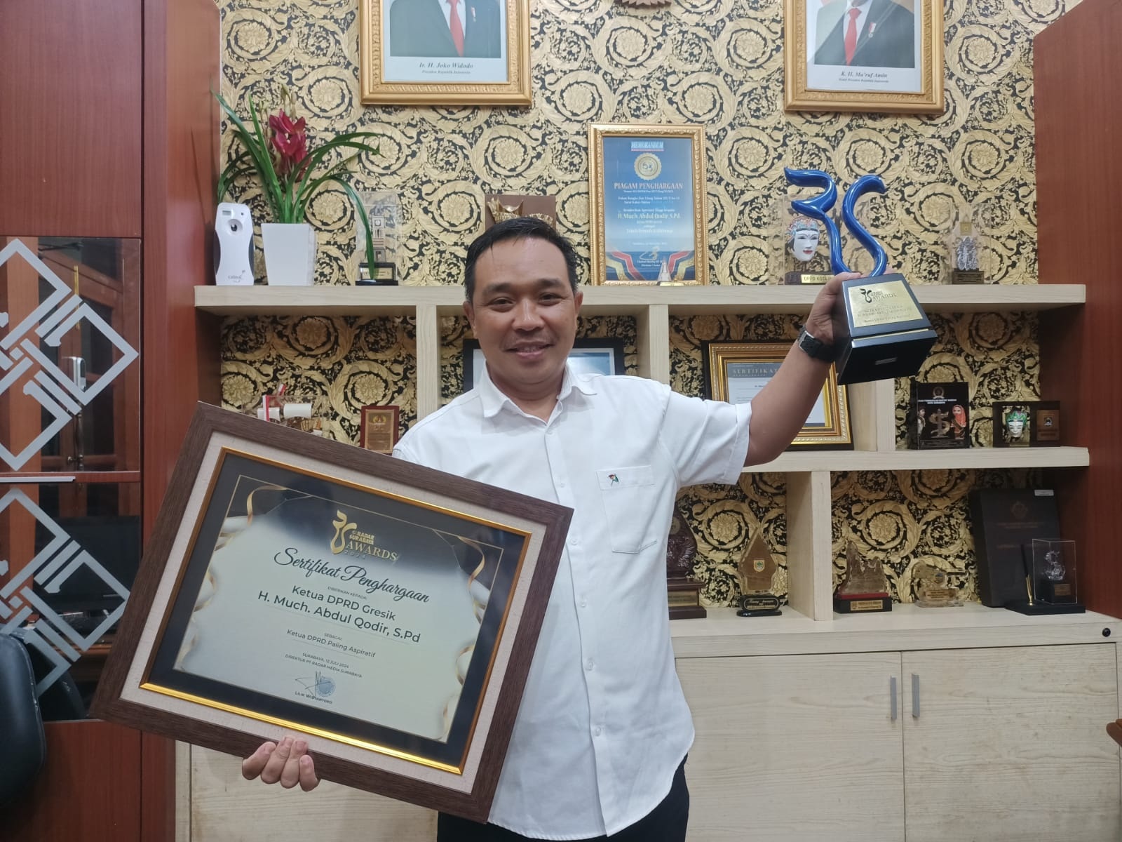 Ketua DPRD Gresik Ketua DPRD Gresik H. Much. Abdul Qodir, S.Pd. merasa bangga bisa mendapatkan penghargaan Radar Surabaya Awards 2024.