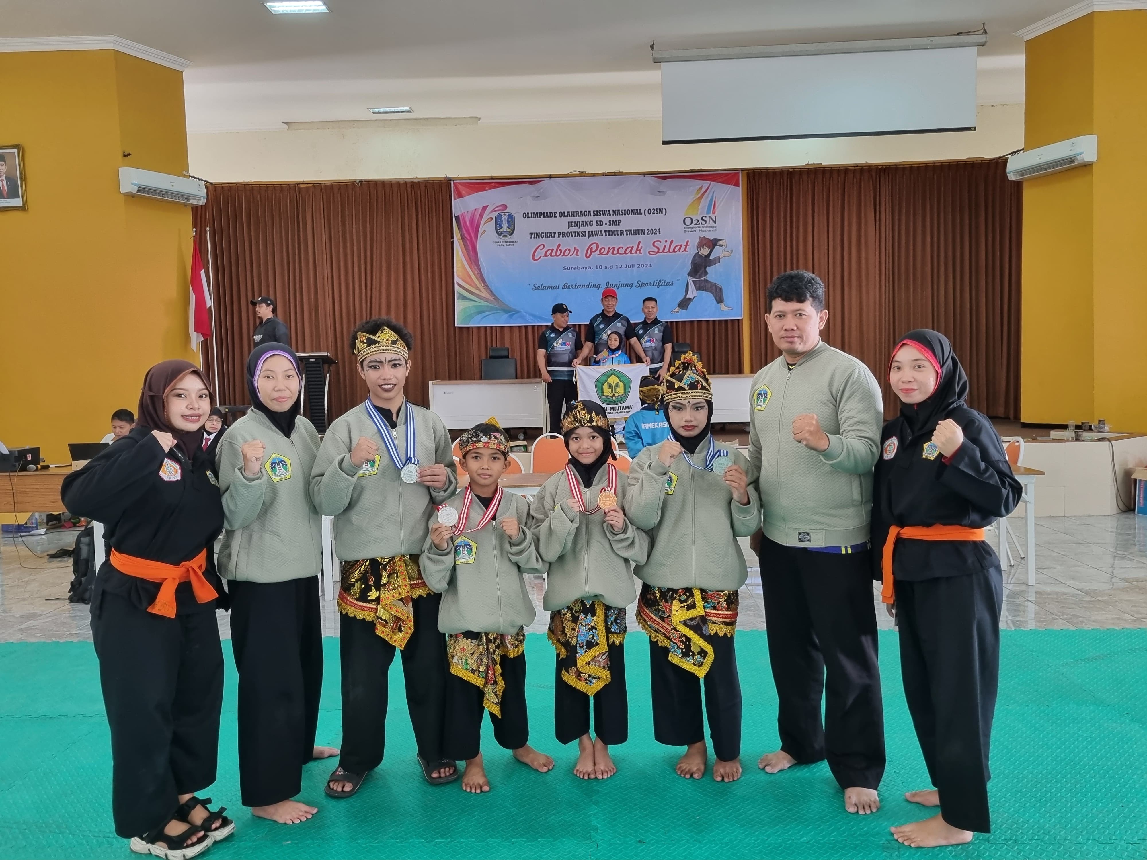 BANGGA: Para pesilat dan tim offial cabor silat usai tampil dalam ajang O2SN di Surabaya.