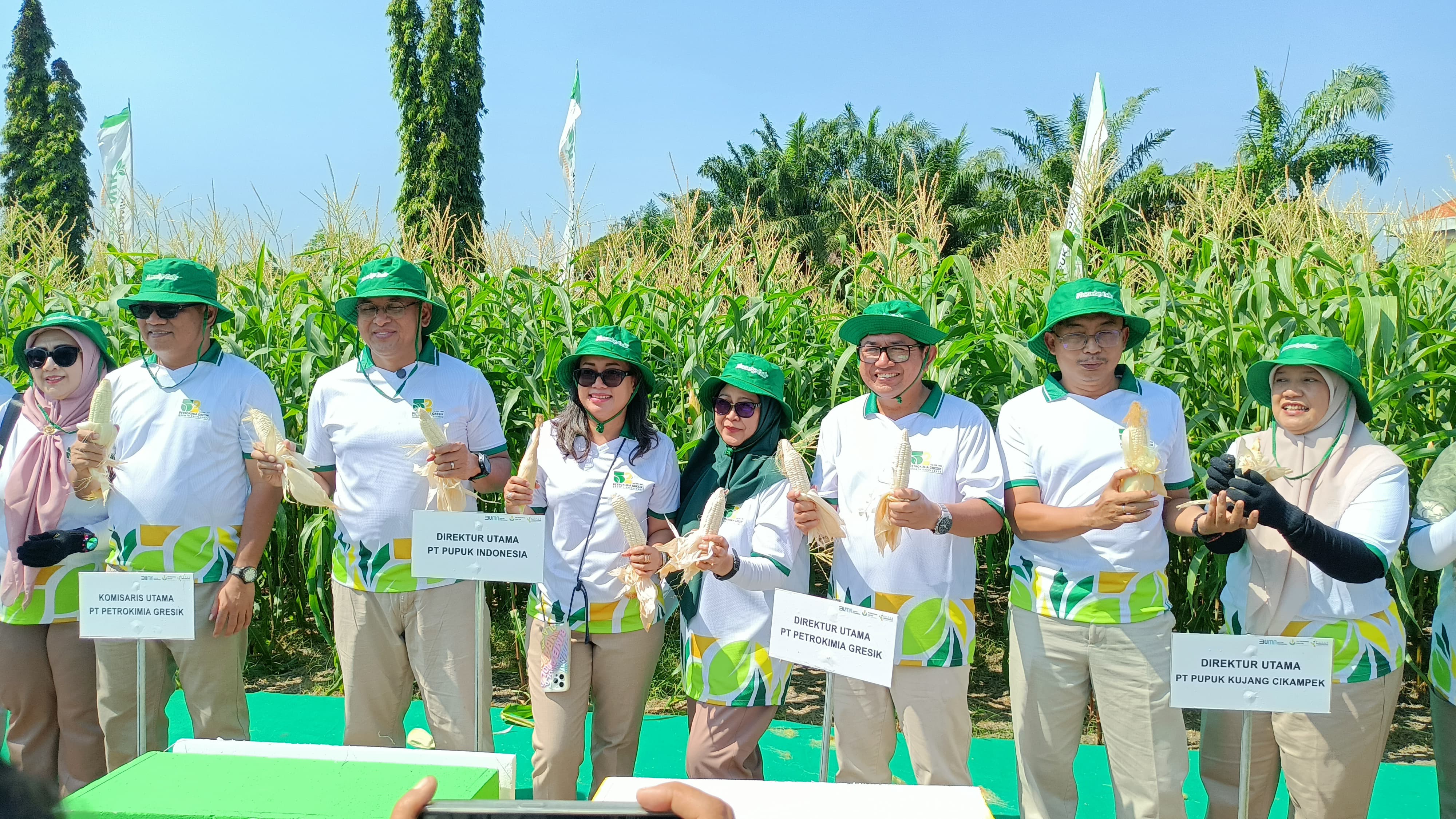 Direktur Utama Pupuk Indonesia, Rahmad Pribadi  dan Direktur Utama Petrokimia Gresik, Dwi Satriyo Annurogo memanen jagung usai meresmikan Agro Tech Center.