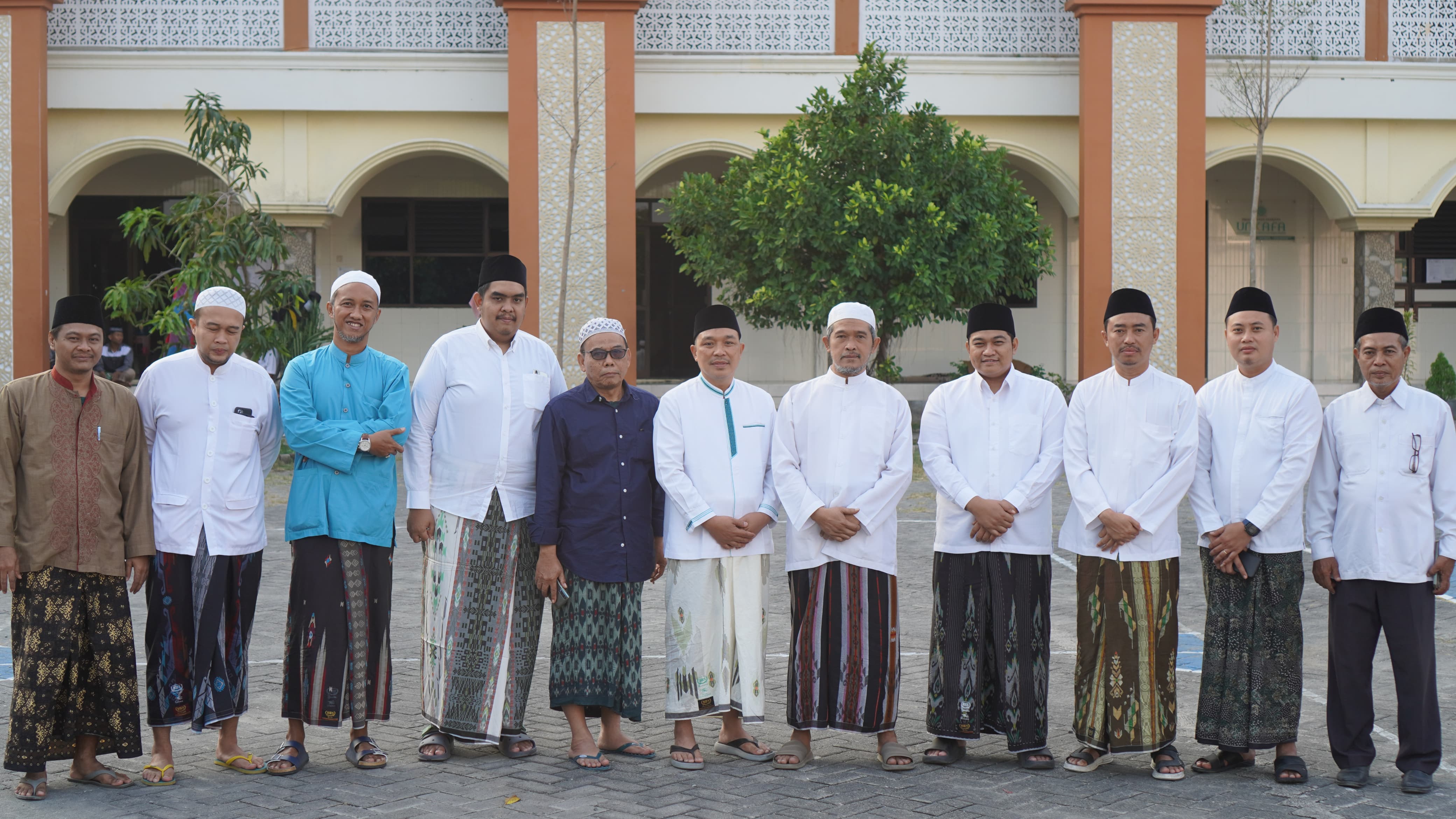Cabup Gresik Syahrul Munir didampingi Ketua DPC PKB Abdul Qodir dan Ketua DPC PPP Khoirul Huda saat sowan ke KH Masbuhin Faqih.