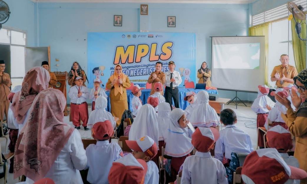 Wabup Gresik Aminatun Habibah saat membuka kegiatan MPLS di SDN 53 Gresik beberapa waktu lalu.