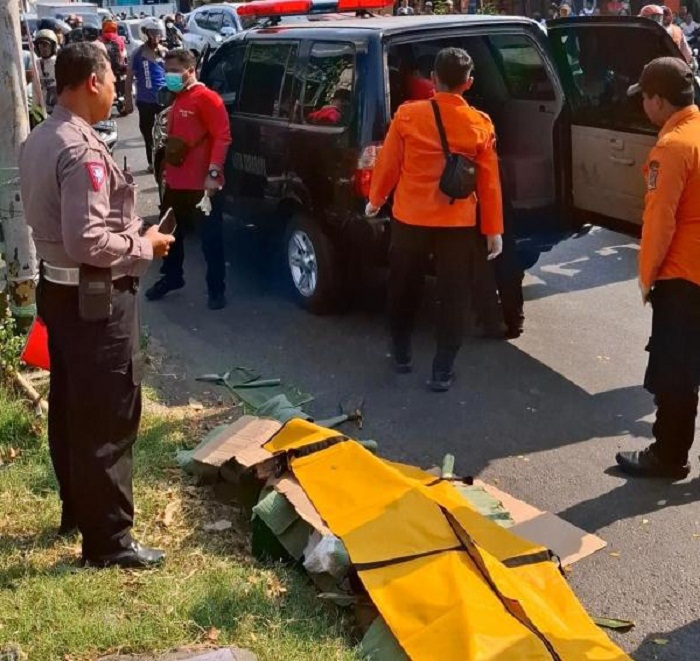 LAKA MASTRIP: Remaja tewas usai terjatuh gandol dari trailer yang ditumpanginya