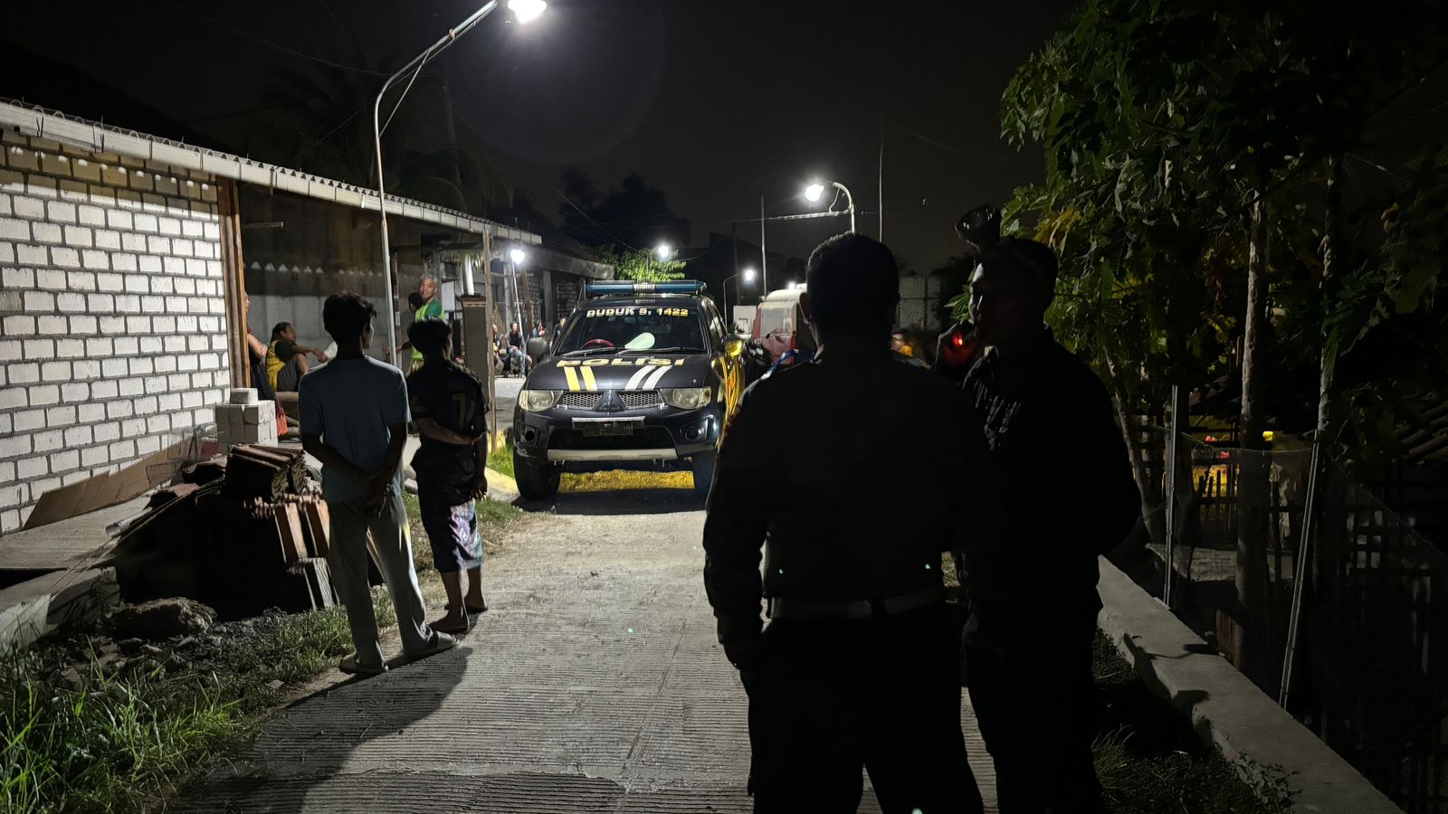 OLAH TKP : Anggota Polsek Duduksampeyan didampingi Kepala Desa Gredek M Bahrul Ghofar saat meninjau salah satu rumah warga yang dibobol maling.