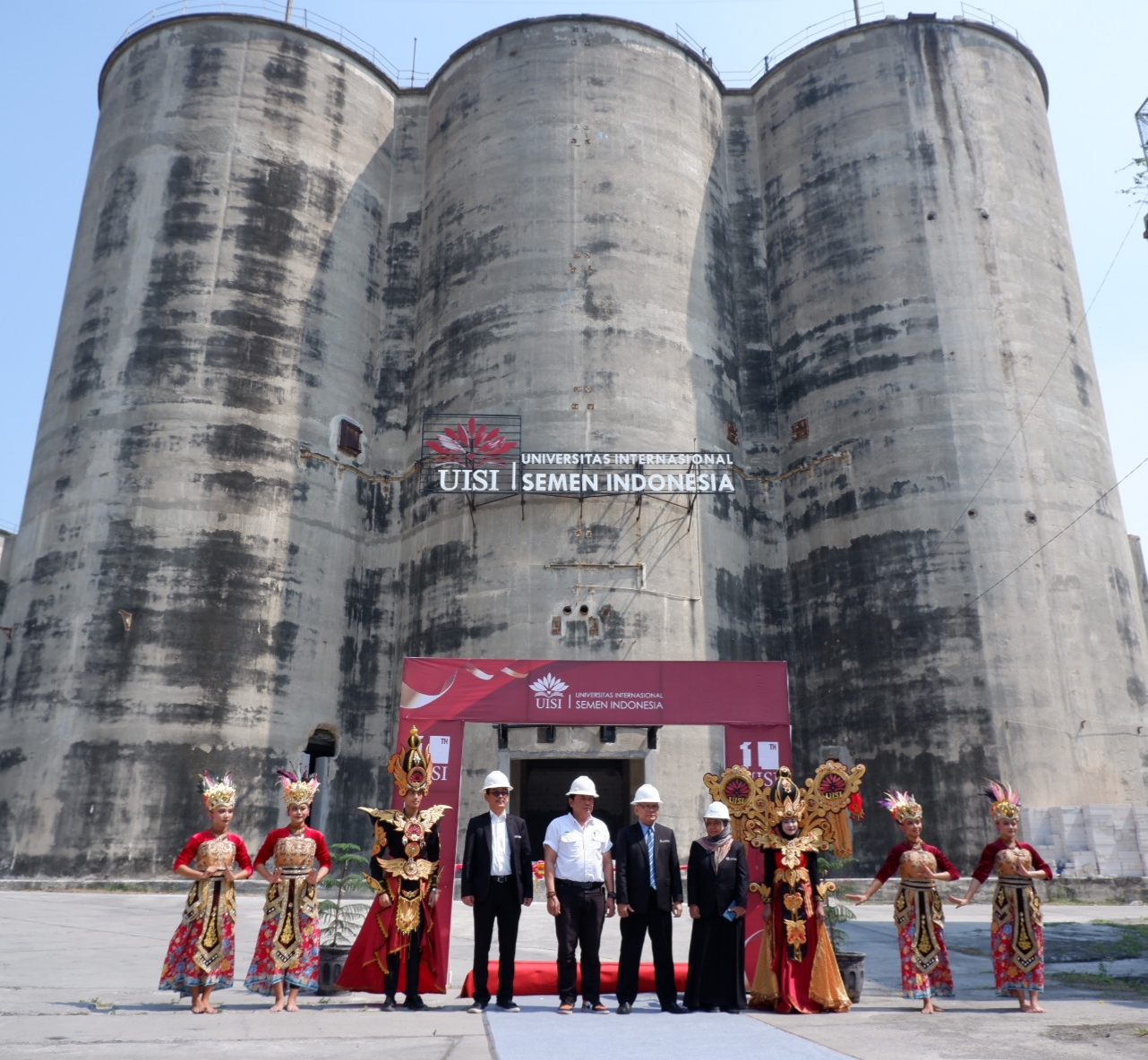 Sekretaris SIF bersama Rektor dan Wakil Rektor UISI meresmikan gedung Silo dan membuka Prodi Magister Manajemen Korporasi yang menandai tonggak penting dalam perjalanan UISI.