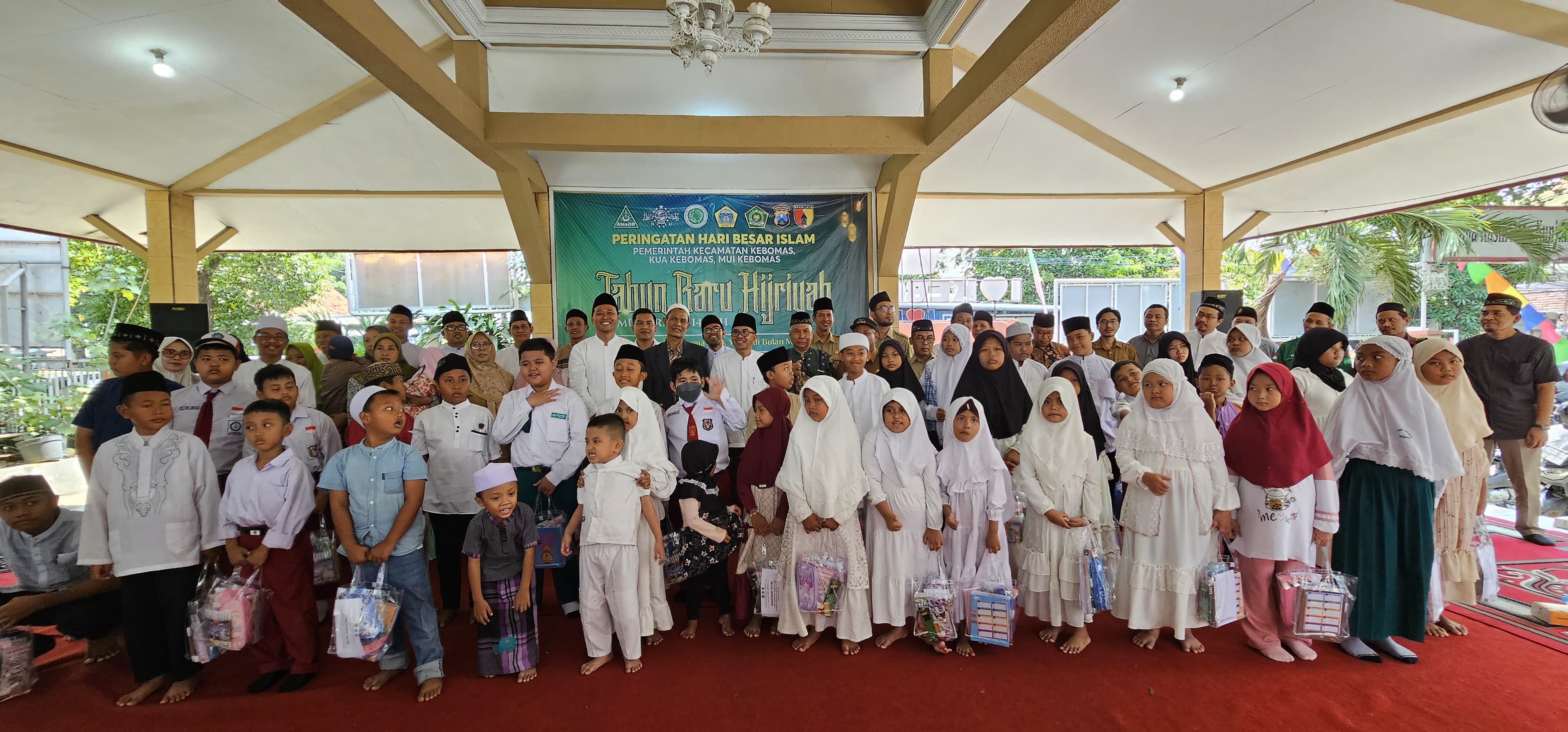 BERBAGI : KUA dan Pemerintah Kecamatan Kebomas dan berbagai ormas dalam rangka peringati Muharram dengan santunan anak yatim.