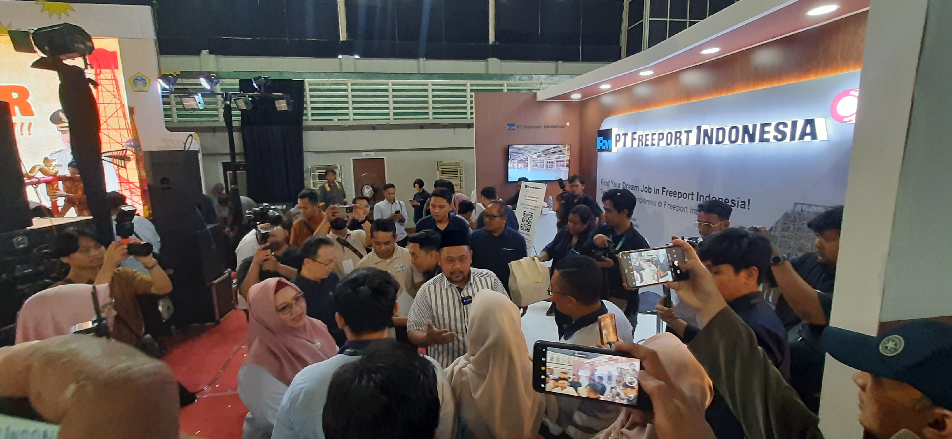 Bupati Gresik Fandi Akhmad Yani dan Wabup Aminatun Habibah saat membuka kegiatan job fair sebagai salah satu upaya mengurangi angka pengangguran di gedung WEP beberapa waktu lalu.