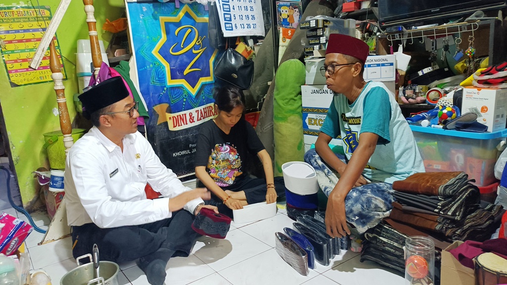 Sentra Songkok : Lurah kemuteran Rizal Ghithrif  melihat secara langsung proses pengepakan songkok di rumah salah satu pengrajin, Khoirul Jayadi.