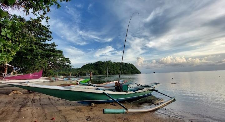 SPOT FOTO: Para wisatawan berfoto bersama Presiden Jokowi naik sepeda saat berwisata di Pantai Jherat Lanjheng Bawean.