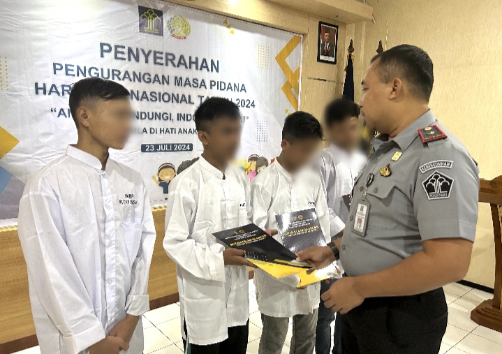 DIKURANGI: Empat warga binaan anak mendapat pengurangan masa pidana anak di Rutan kelas IIB Gresik dalam peringatan Hari Anak Nasional 2024, Kamis (25/7).