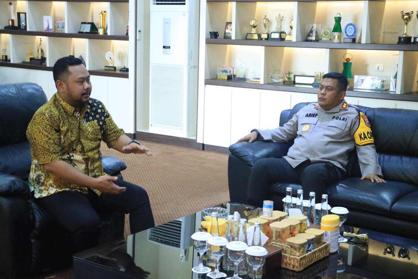 SINERGITAS: Kapolres Gresik AKBP Arief Kurniawan bersilaturami dengan Bupati Gresik Fandi Akhmad Yani di kntor Pemkab Gresik.