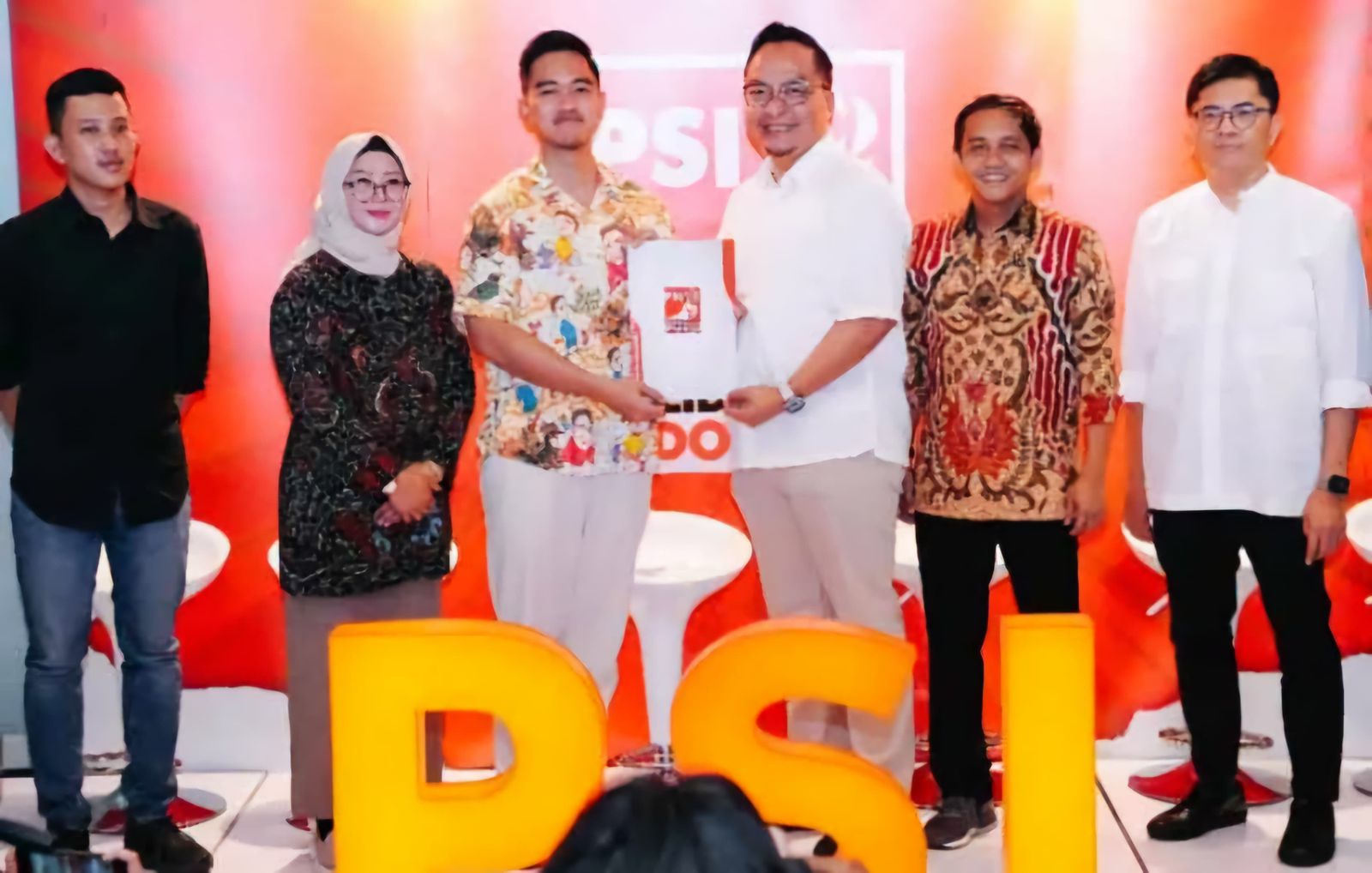 Cabup Gresik dr Asluchul Alif didampingi Sekretaris DPC Gerindra Nur Saidah saat menerima rekomendasi dari Ketua Umum PSI Kaesang Pangarep.