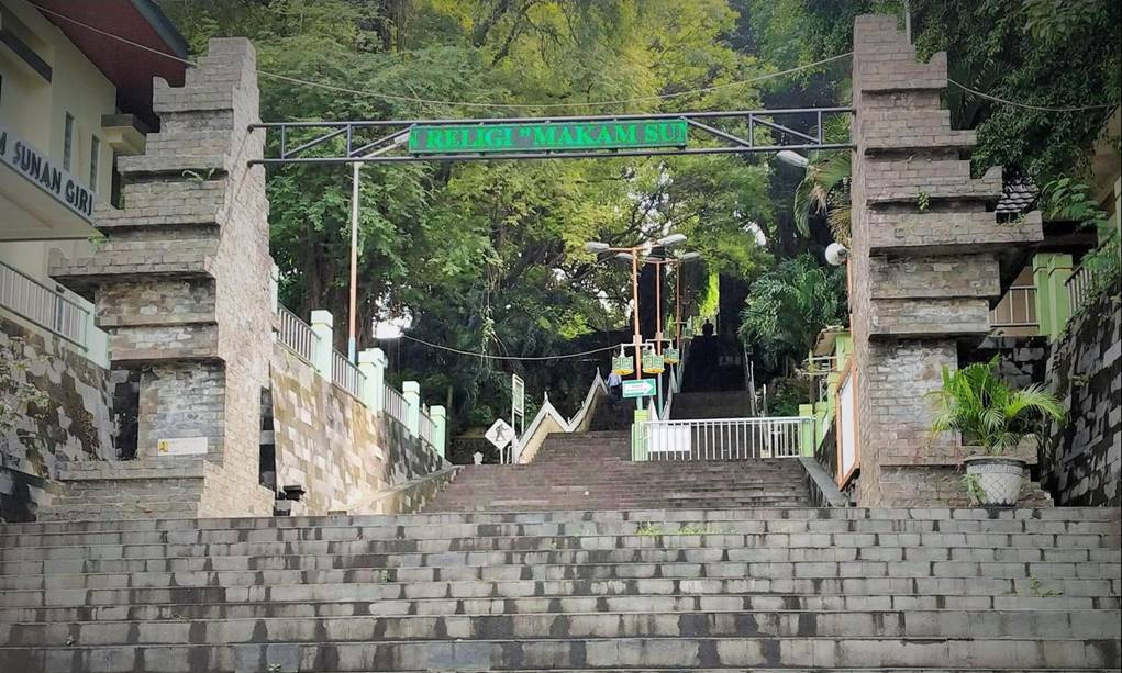 Banyak mengkudu di jalanan di makam Sunan Giri Gresik