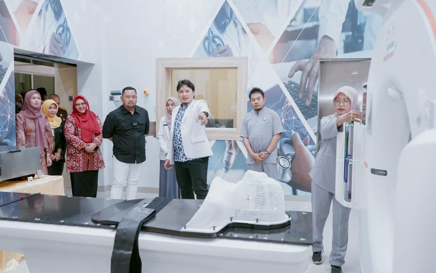 Canggih : Bupati Fandi Akhmad Yani meninjau ruang CT Simulator yang berfungsi sebagai alat screning bagi penderita Kanker.