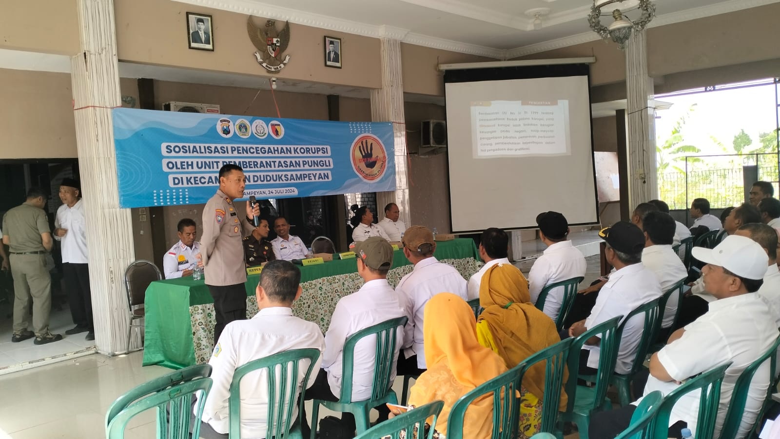 PENCEGAHAN: Tim Saber Pungli Gresik menggelar sosialisasi pencegahan tindak pidana korupsi di Kecamatan Duduksampeyan, Gresik.