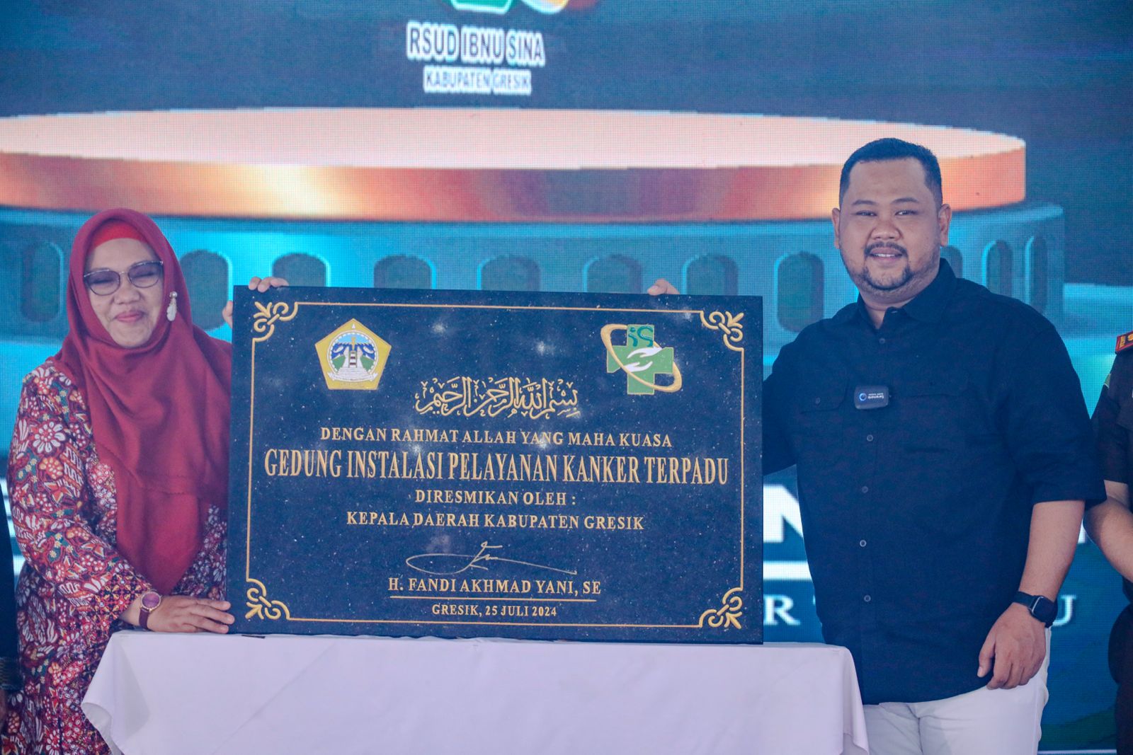 BANGGA: Bupati Gresik Fandi AKhmad Yani dan Wabup Gresik Aminatun Habibah usai peresmian gedung pelayanan kanker terpadu RSUD Ibnu Sina, Gresik.