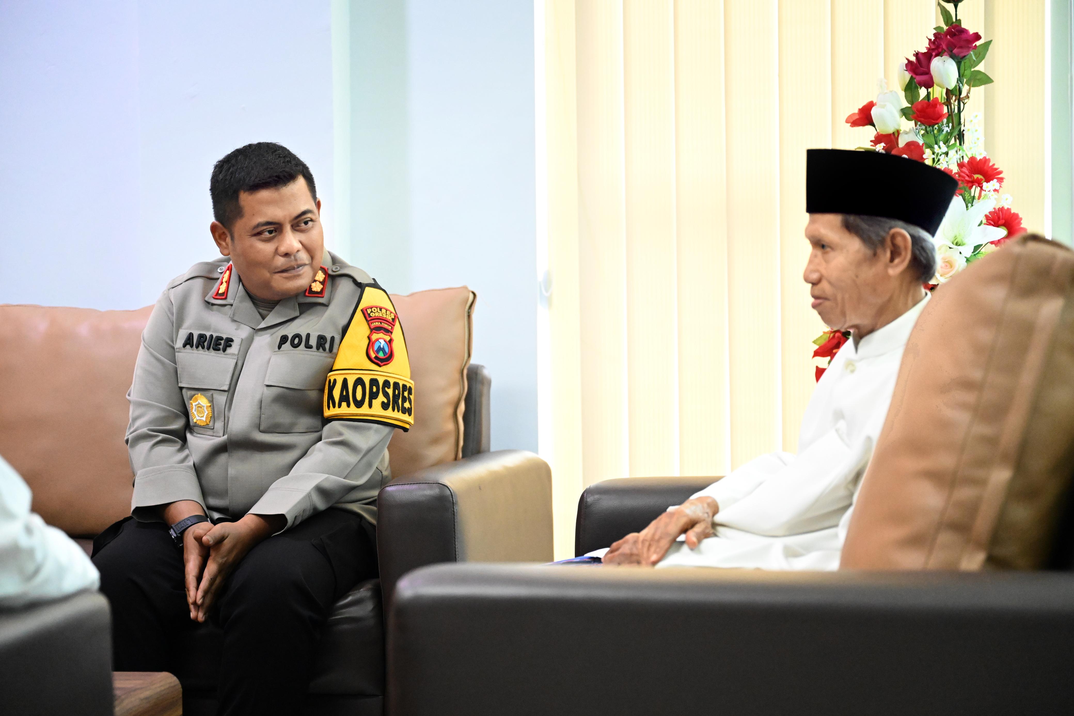 SILATURAHMI: Kapolres Gresik AKBP Arief Kurniawan bersilaturahmi di kantor MUI Gresik untuk memperkuat Kamtibmas di Kabupaten Gresik.