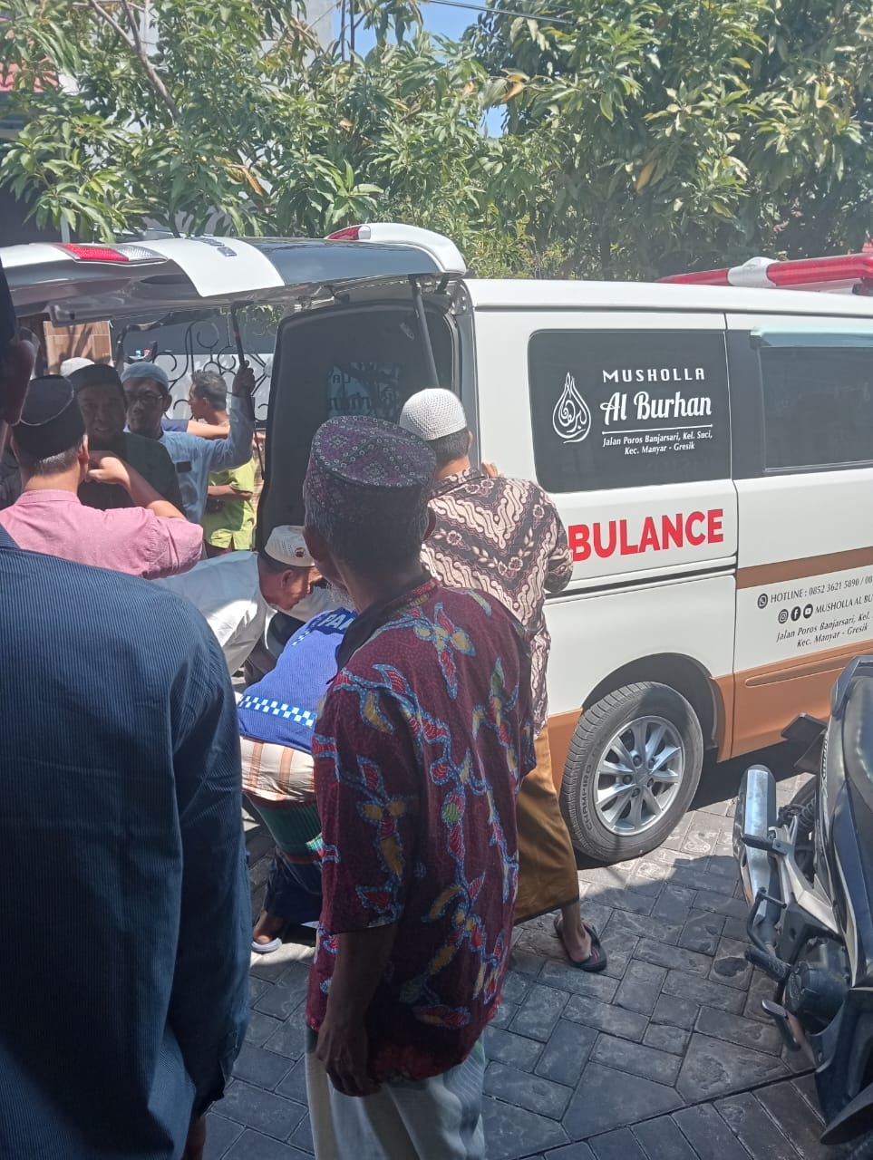 OLAH TKP: Anggota Polsek Manyar melakukan evakuasi olah TKP di Masjid At Taqwa di Jalan Intan II no 11 - 13 Perum Permata Suci (PPS), Desa Suci, Kecamatan Manyar, Gresik.