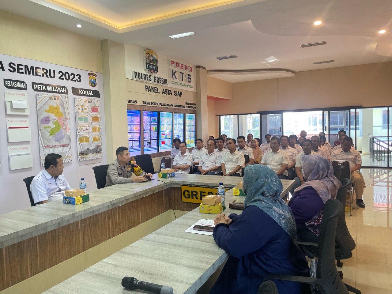 RAPAT PENENTUAN: Jajaran Polres Gresik bersama BPJS Kesehatan sepakat akan menjadikan kartu JKN syarat kepengurusan SKCK