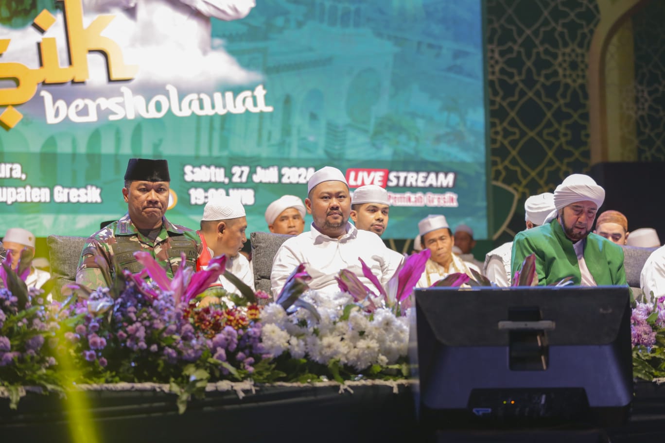 BAWEAN BERSHOLAWAT: Habib Syeich sholawatan bersama masyarakat Bawean Gresik