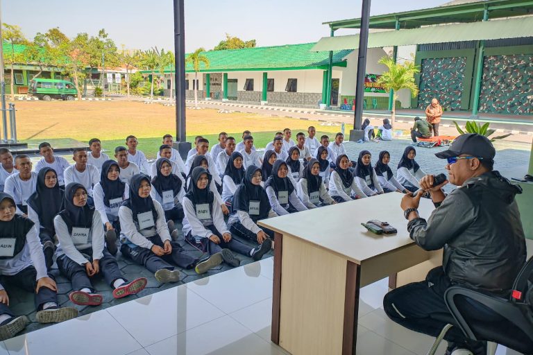 PENGARAHAN: Dandim 0817/Gresik Letkol Inf Ahmad Saleh Rahanar saat memberikan arahan serta jalan sehat dengan calon peserta paskibraka Gresik.