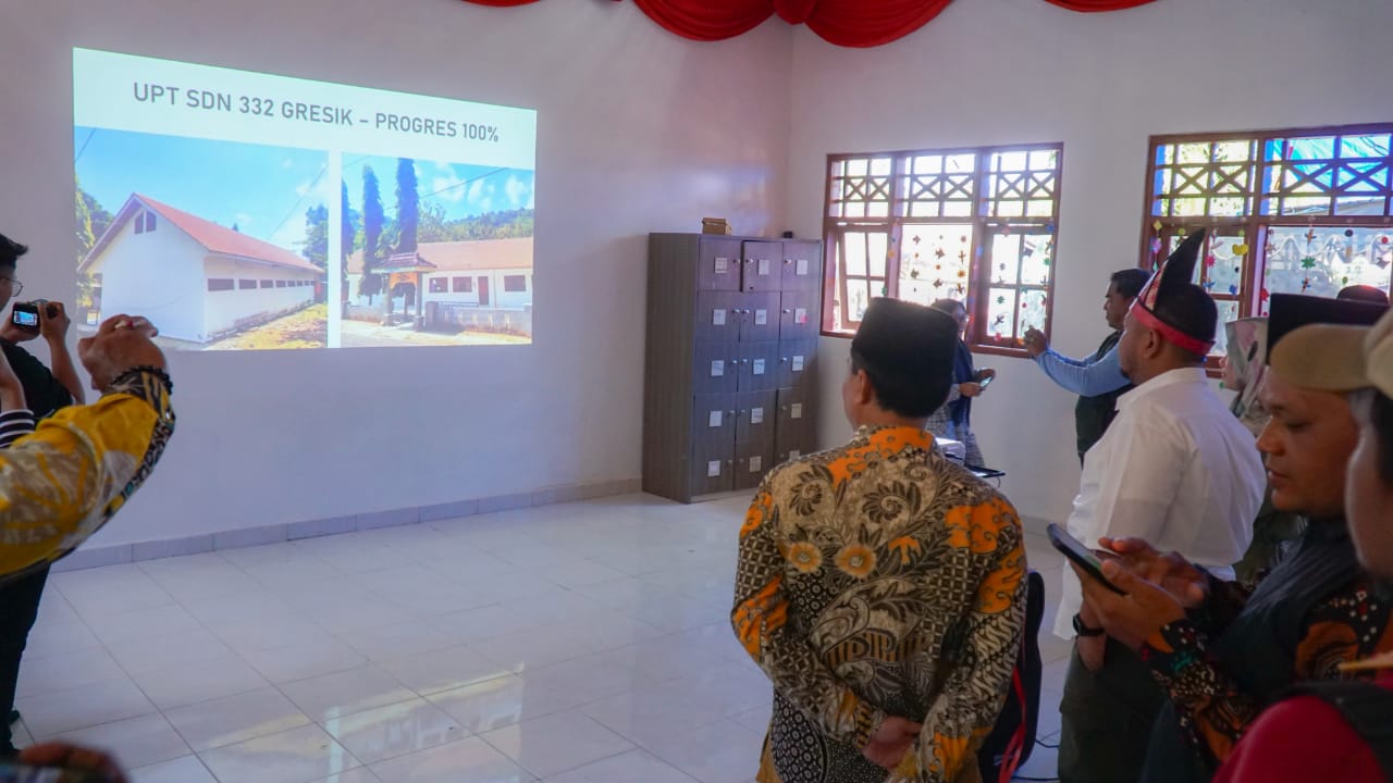 PERESMIAN PEMBANGUNAN: Bupati Gresik Fandi Akhmad Yani saat meresmikan revitalisasi gedung sekolah di Bawean