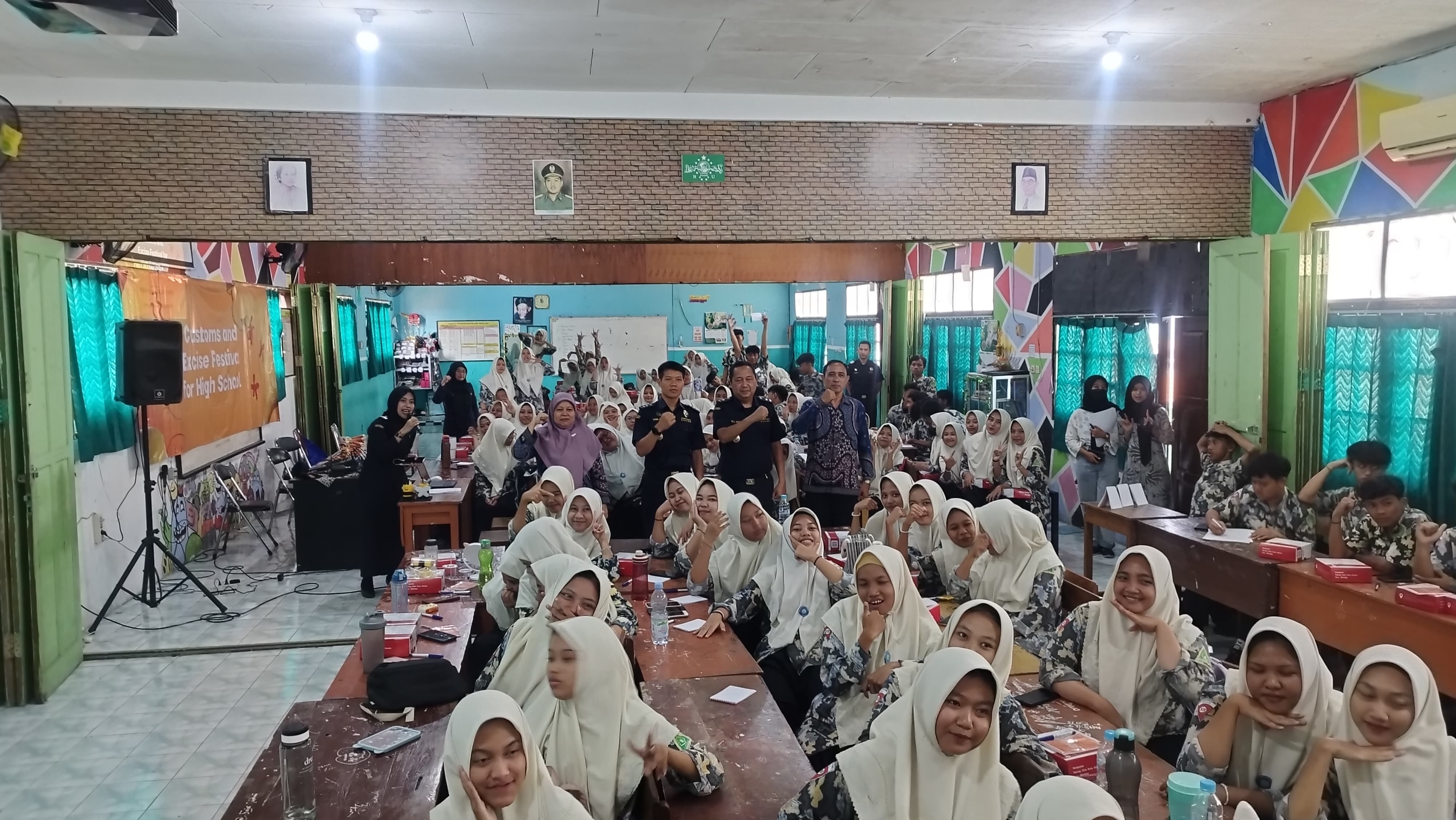 Semarak :  Siswa-siswi SMA NU 2 terlihat antusias dalam mengikuti event Customs and Excise Festival for High School (CEFHS) 2024 yang digelar Kantor Bea Cukai Gresik.