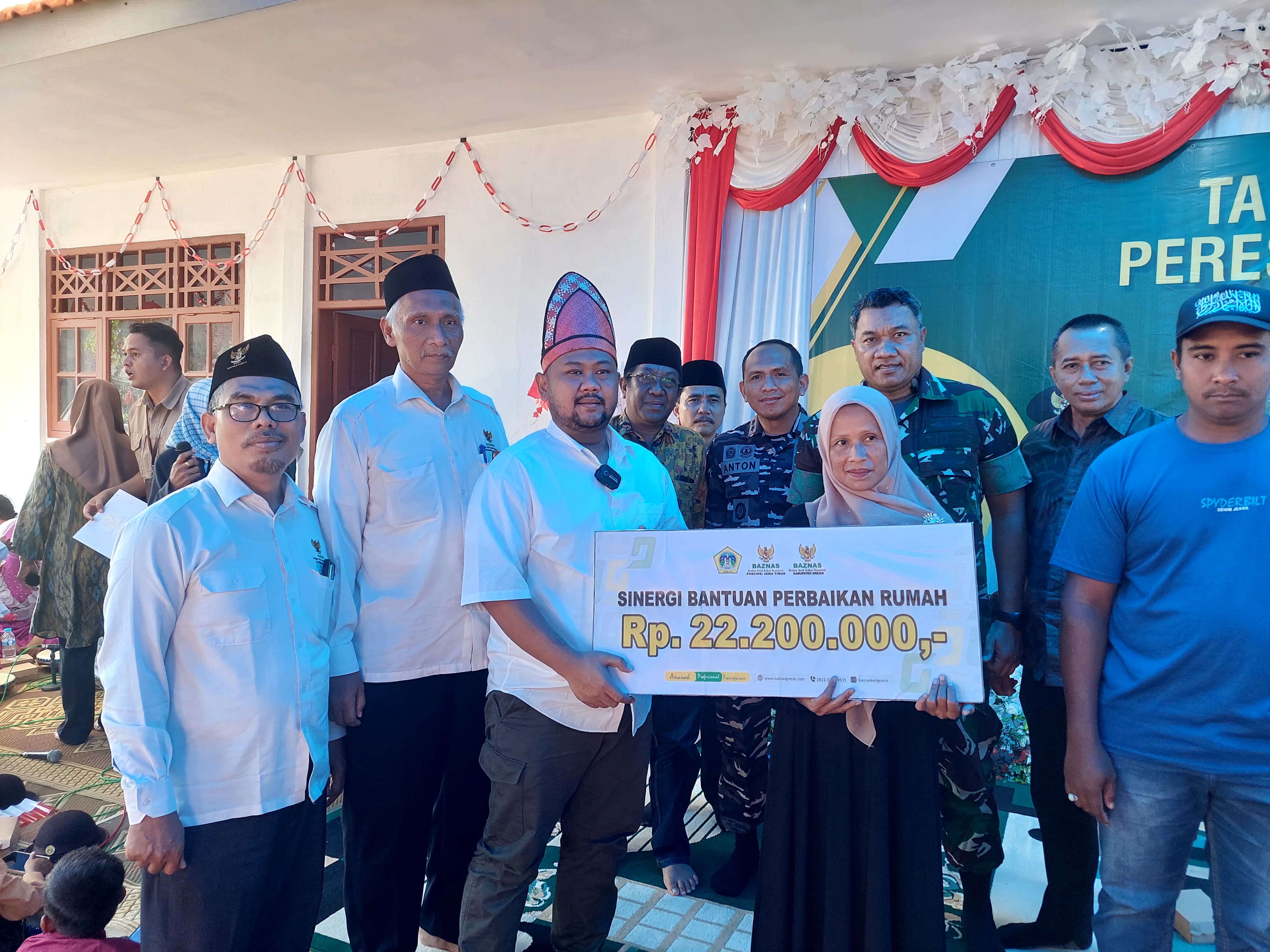 Bupati Gresik Fandi Akhmad Yani bersama Baznas Gresik dan Jatim menyerahkan bantuan renovasi rumah korban gempa Bawean.